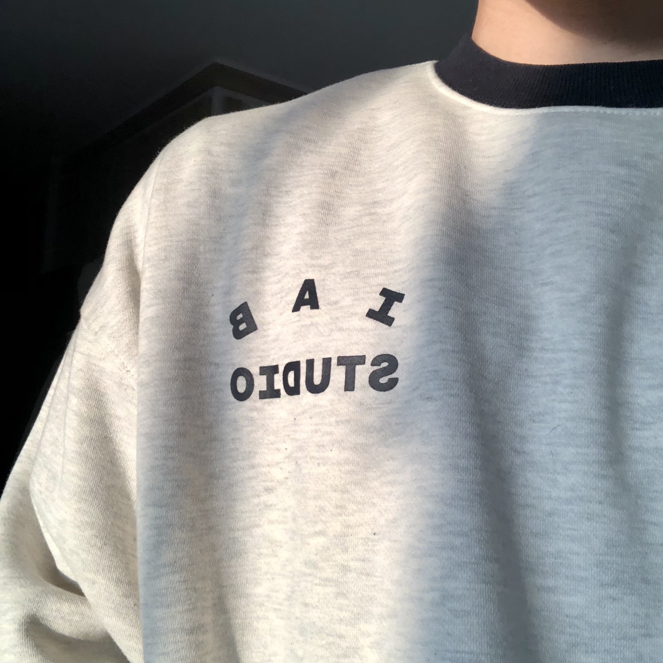 IAB Studio Sweatshirt Oatmeal Navy 착용 스타일 - 3