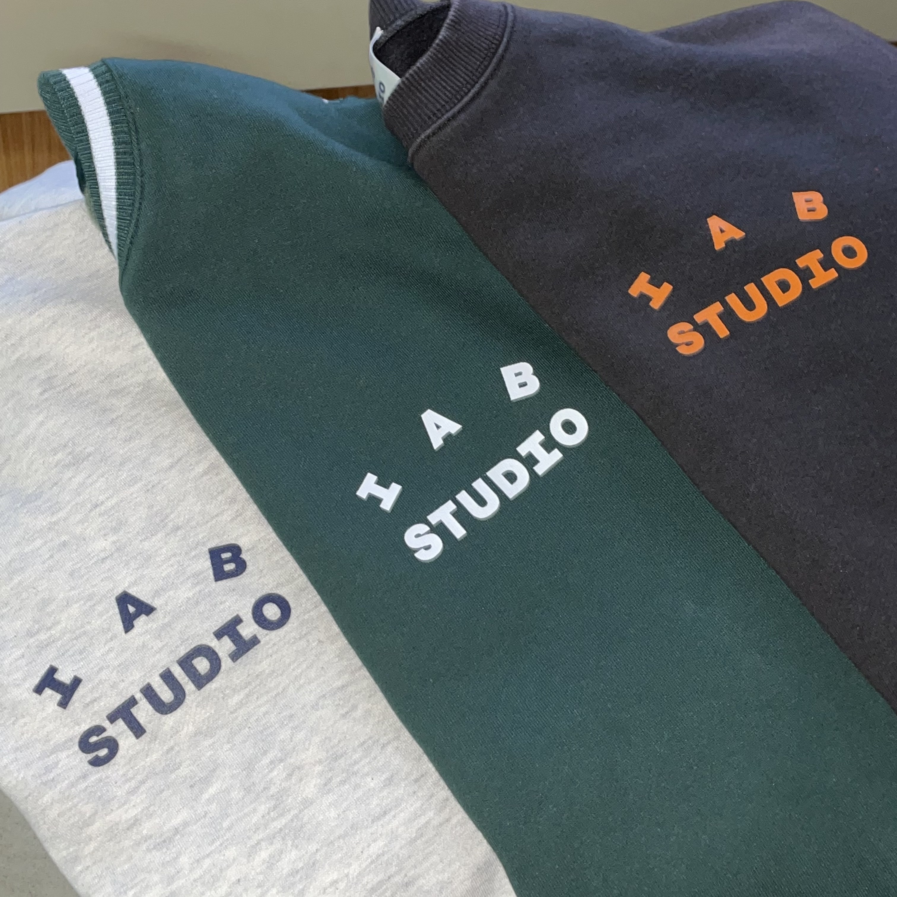 IAB Studio Sweatshirt Oatmeal Navy, IAB Studio x Yonex Sweatshirt Green 착용 스타일