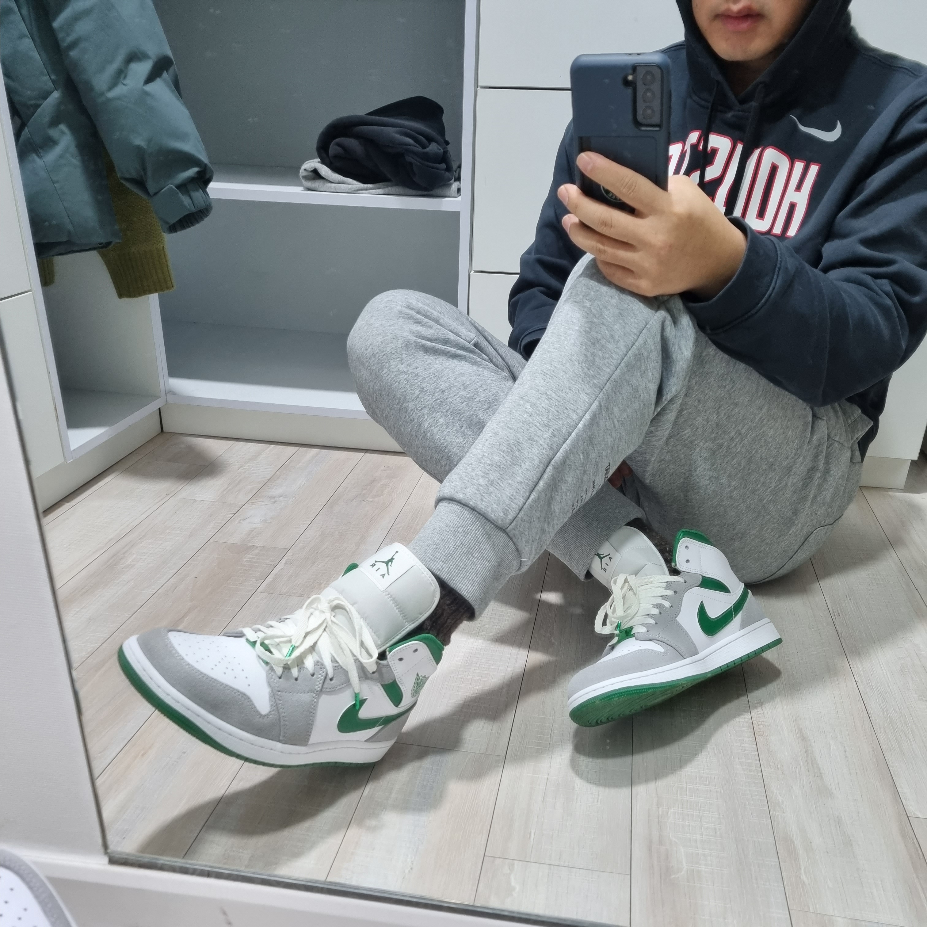 Jordan 1 Mid SE Pine Green Light Smoke Grey 착용 스타일