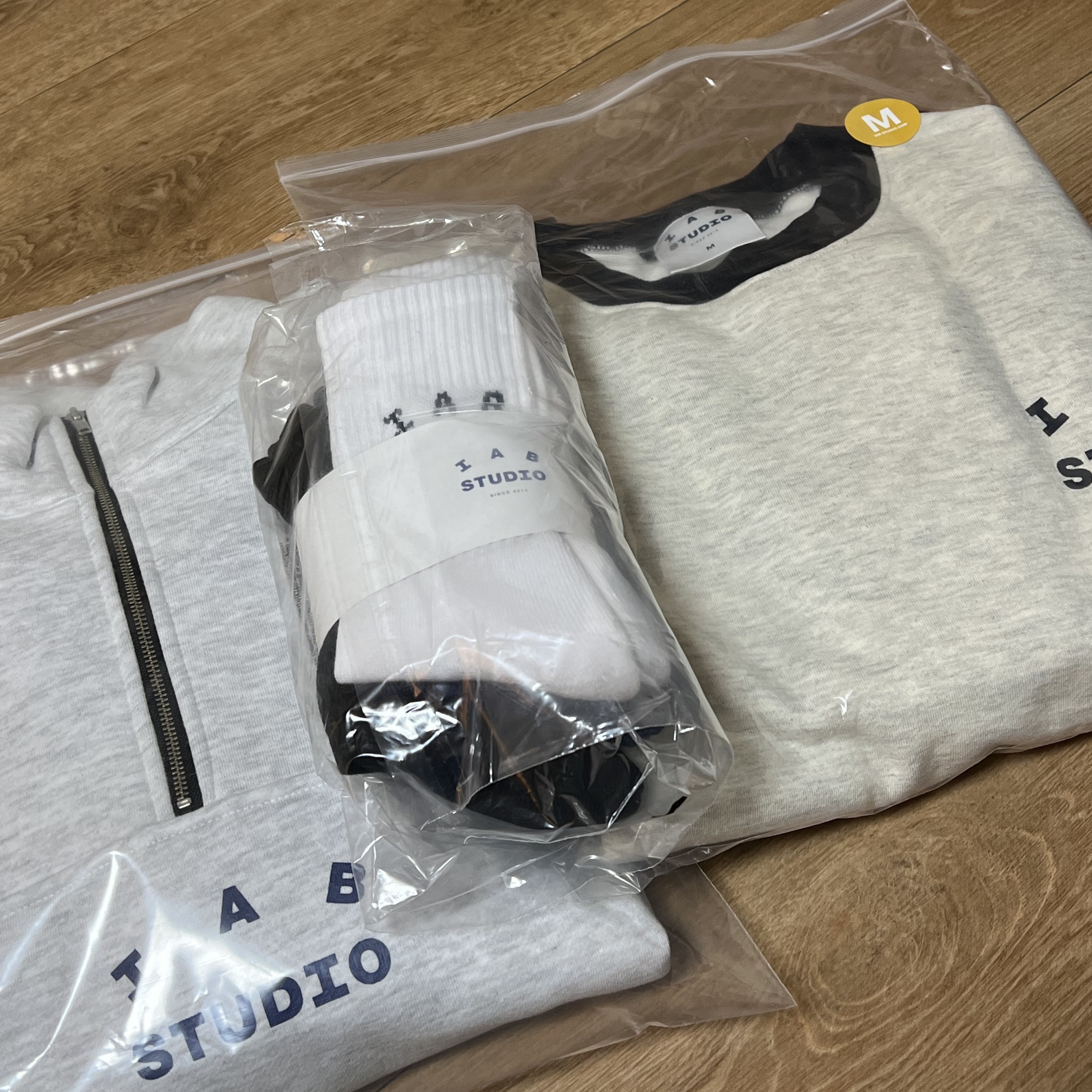 IAB Studio Sweatshirt Oatmeal Navy, IAB Studio Half Zip Pullover Light Gray 착용 스타일 - 3