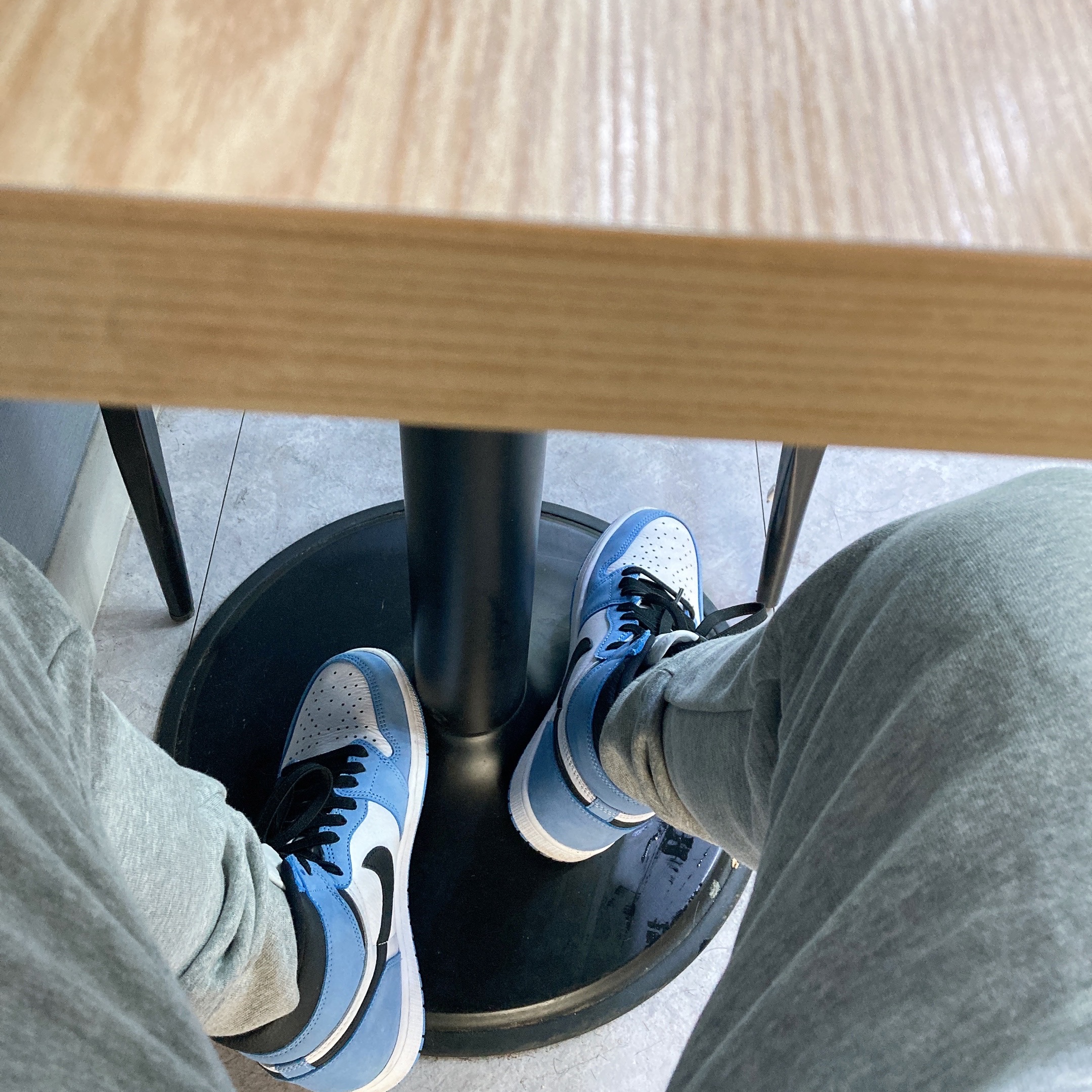 IAB Studio x Obey Beenzino Icon T-Shirt White, Jordan 1 Retro High OG University Blue 착용 스타일 - 2