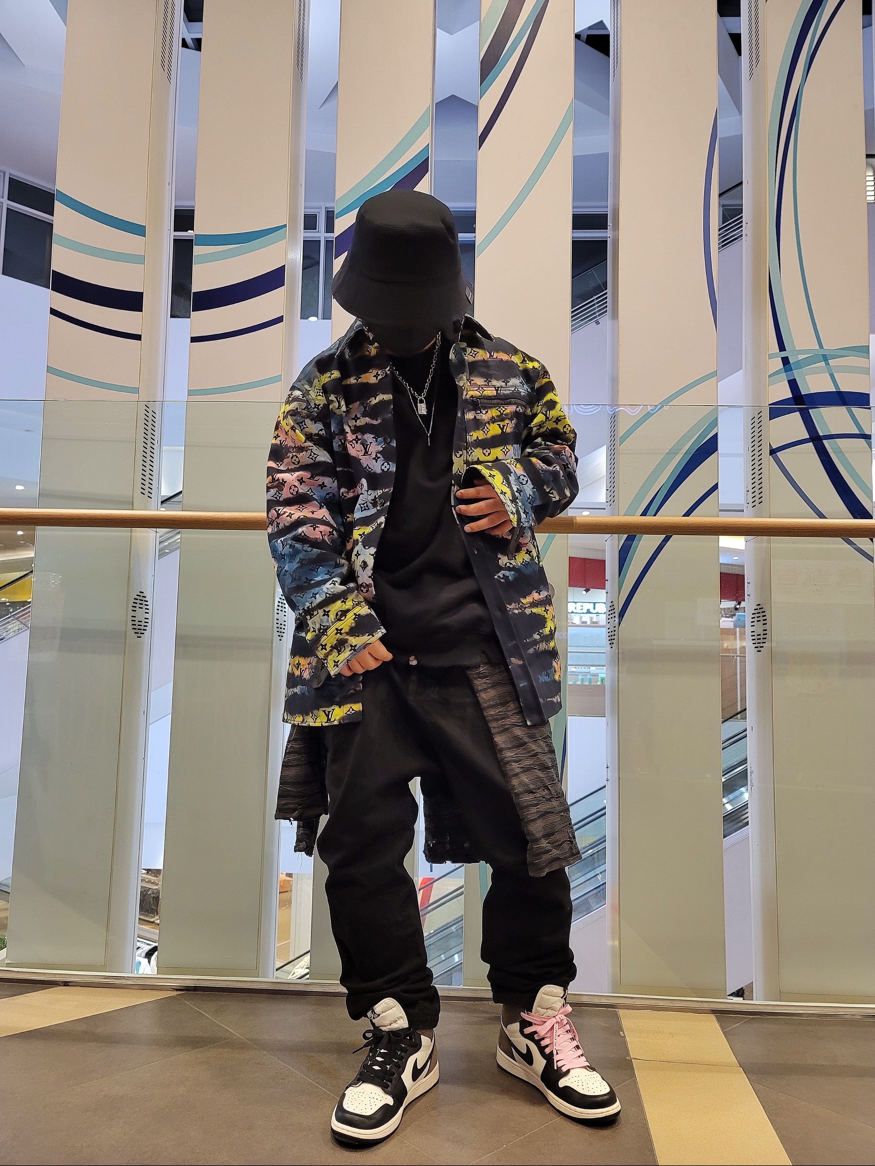 Jordan 1 Retro High OG Black Mocha, Louis Vuitton Printed Monogram Tie-Dye Denim Shirt Multicolor 착용 스타일 - 2