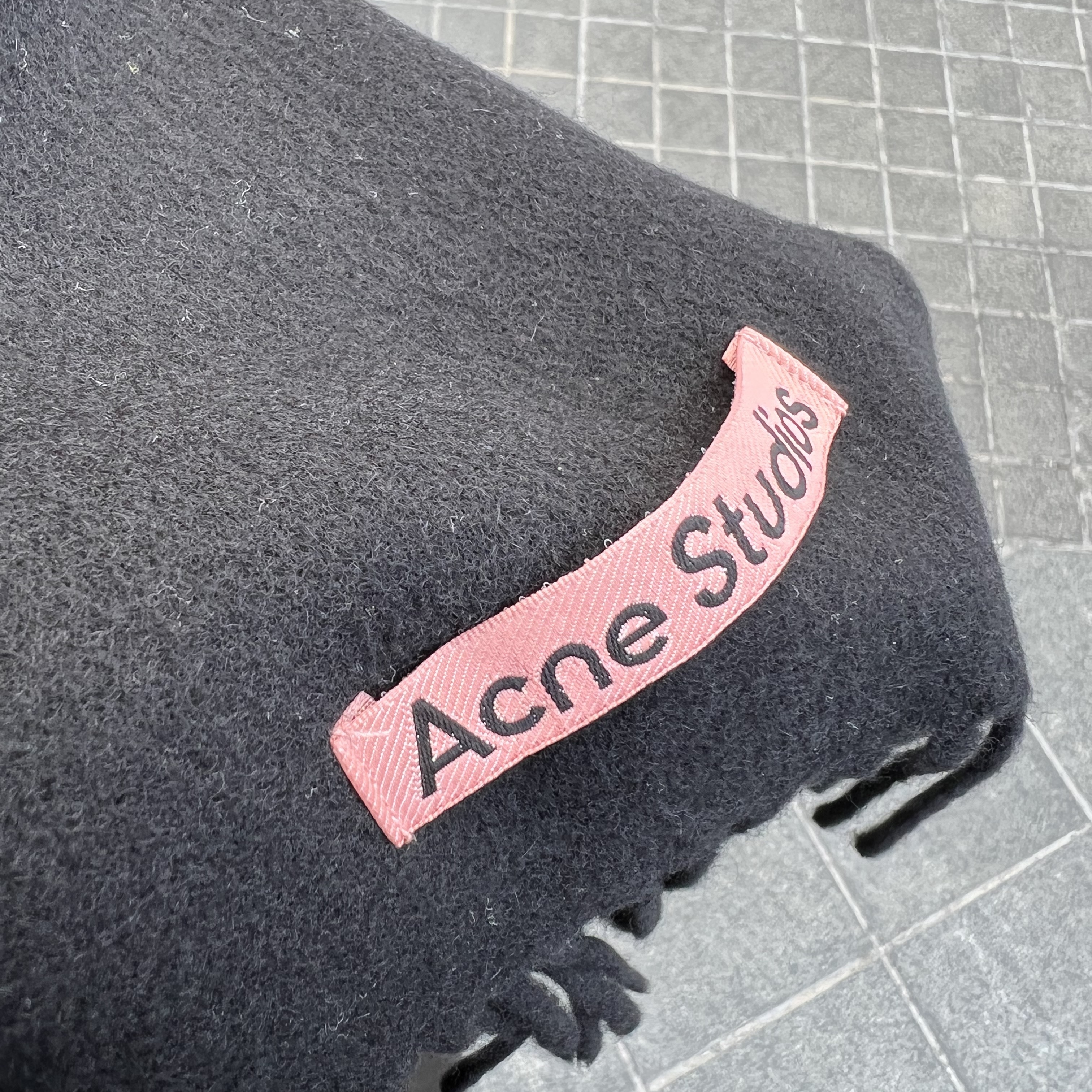 Acne Studios Canada Narrow New Wool Muffler Black 착용 스타일