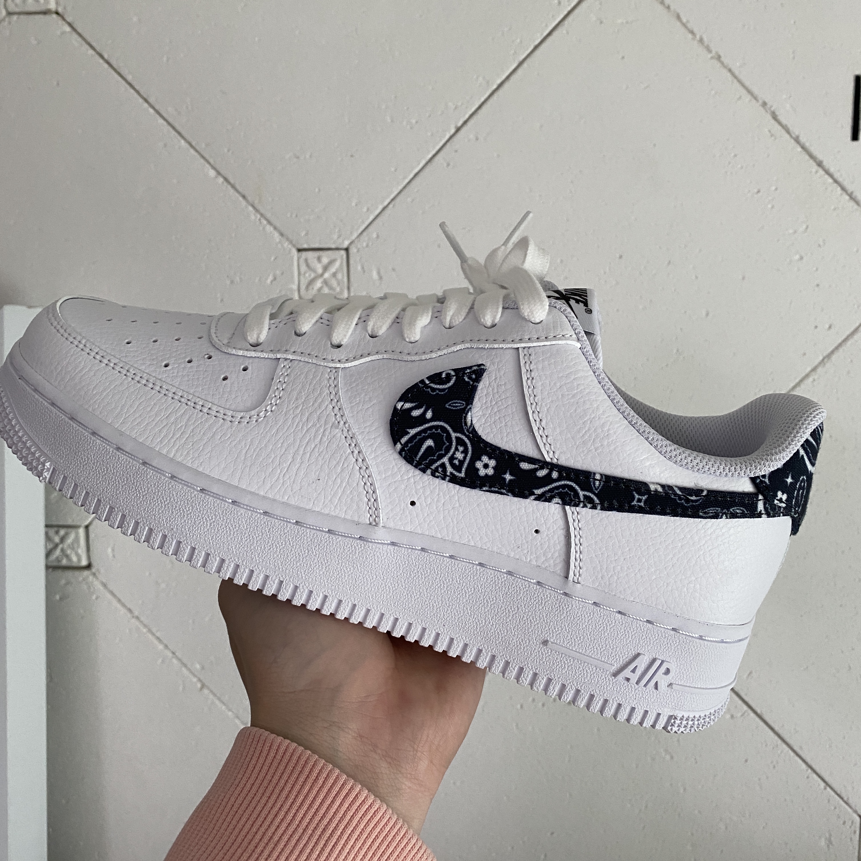 (W) Nike Air Force 1 '07 Essential Paisley Swoosh White Black 착용 스타일