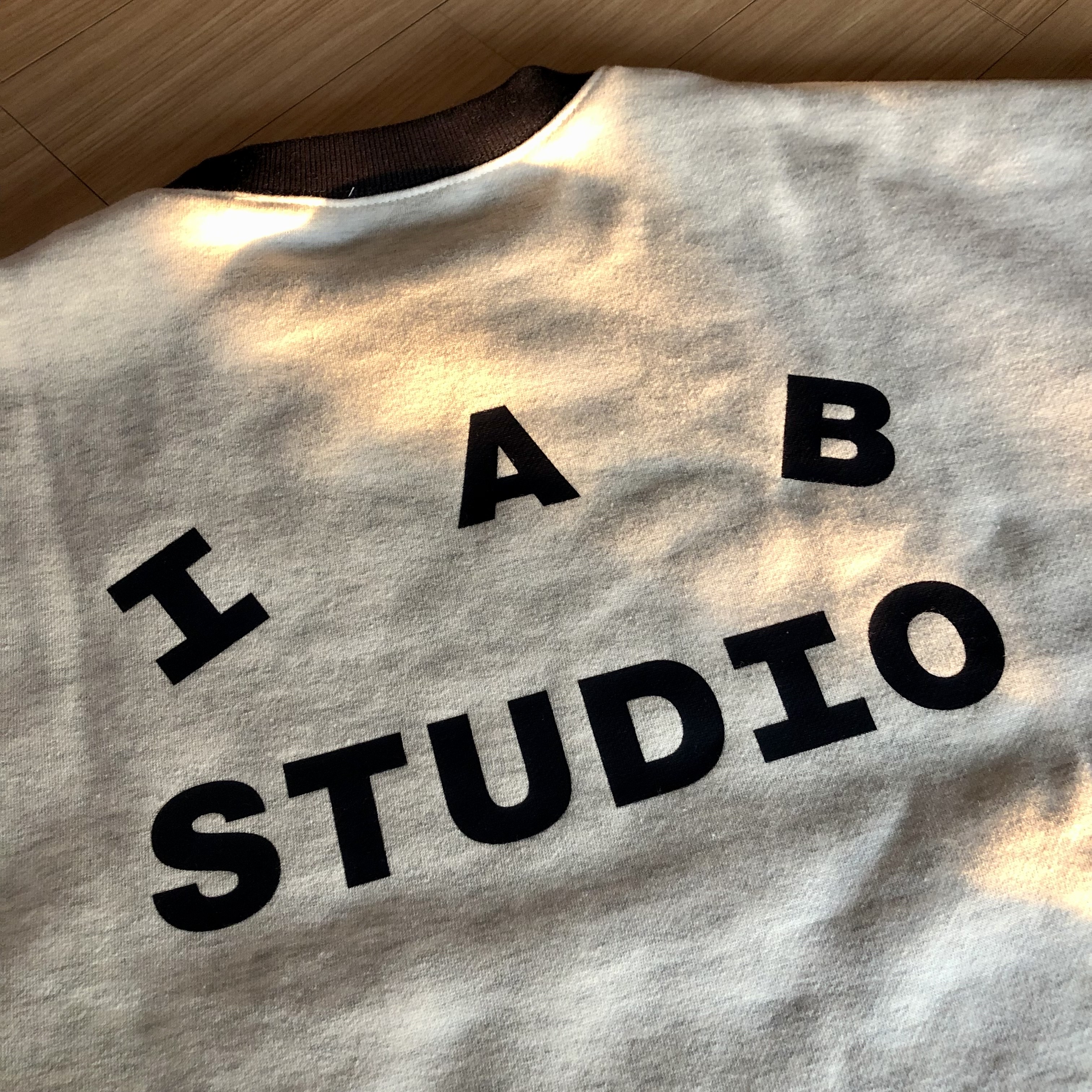 IAB Studio Sweatshirt Oatmeal Navy 착용 스타일 - 2