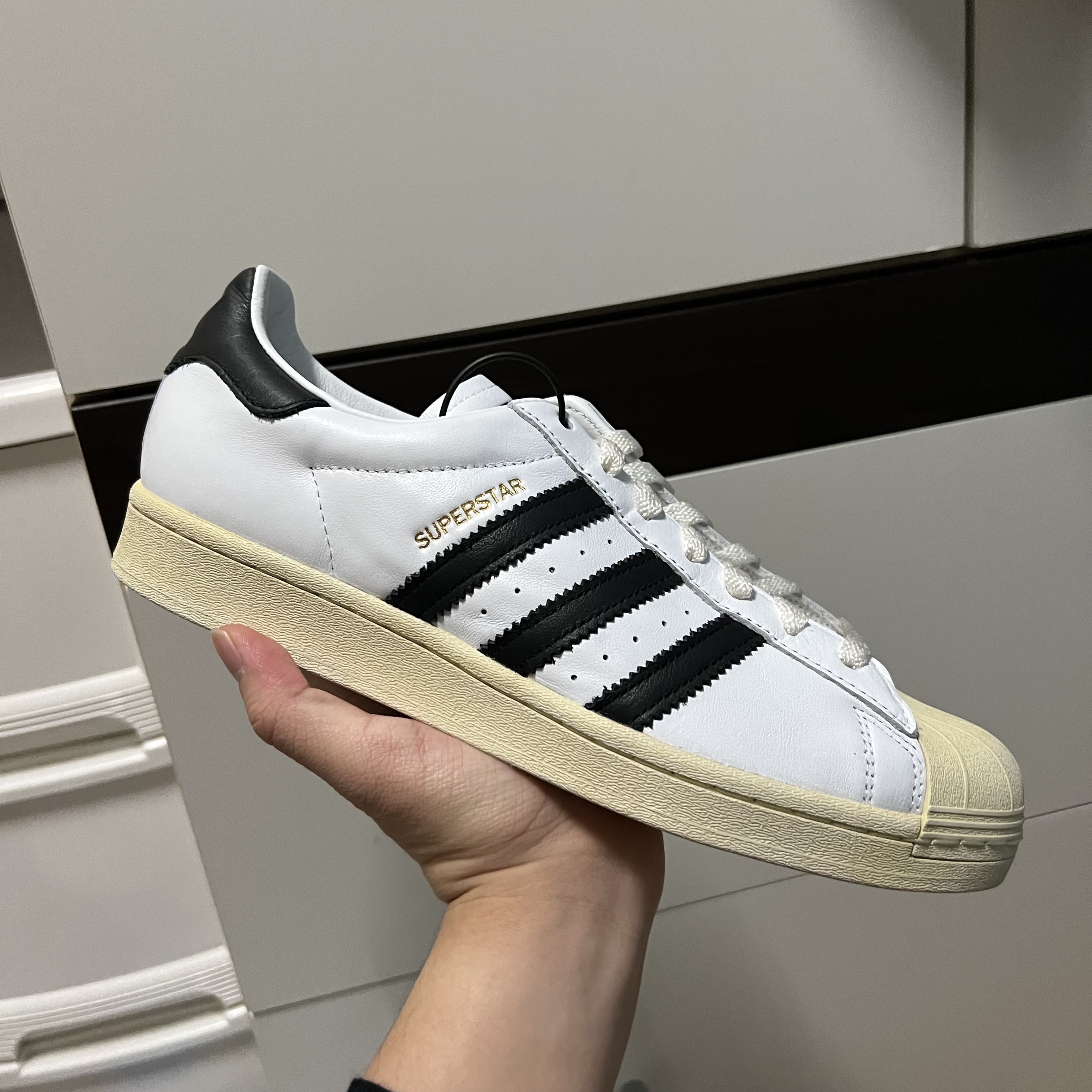 Adidas Superstar Premium White Black 착용 스타일