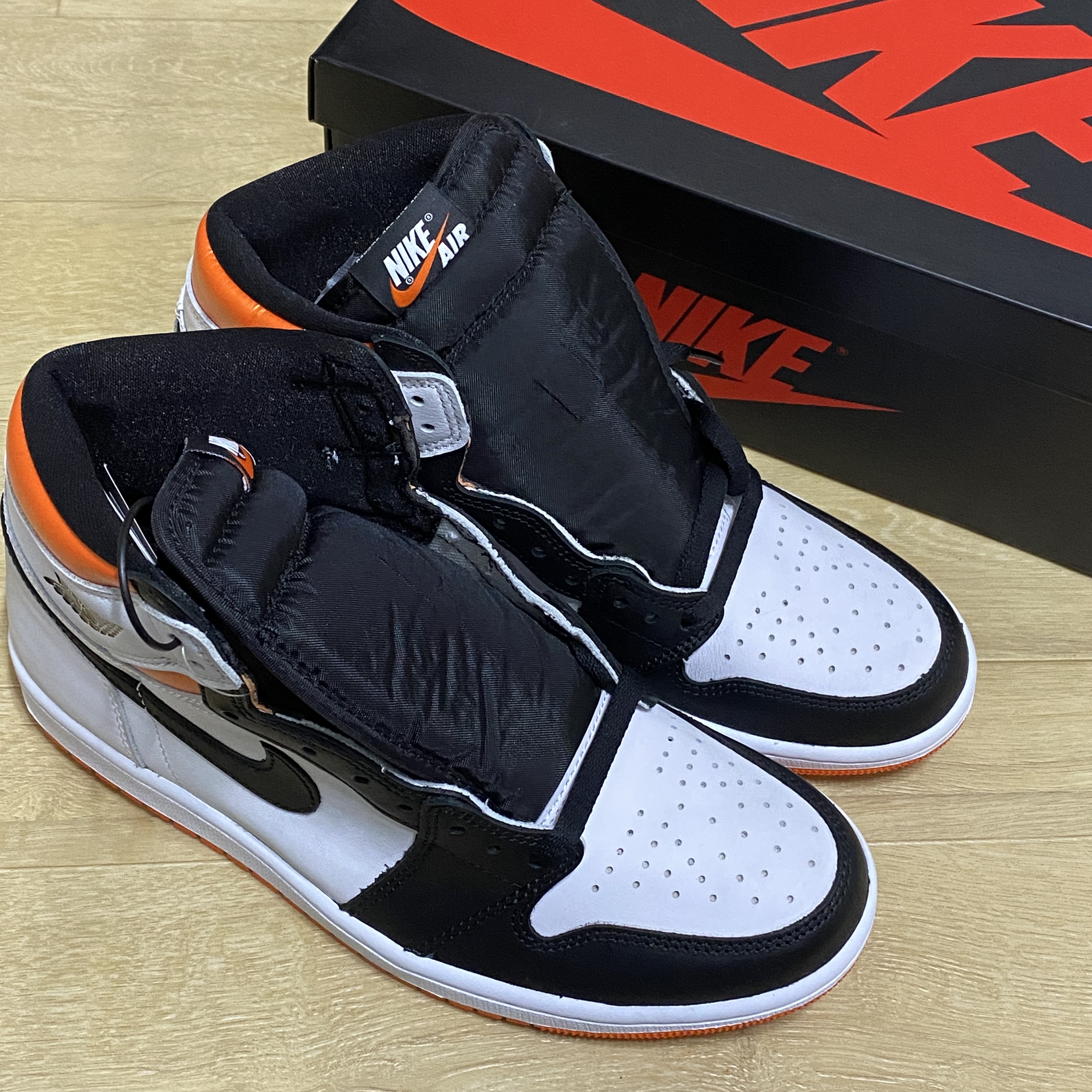 Jordan 1 Retro High OG Electro Orange 착용 스타일 - 3