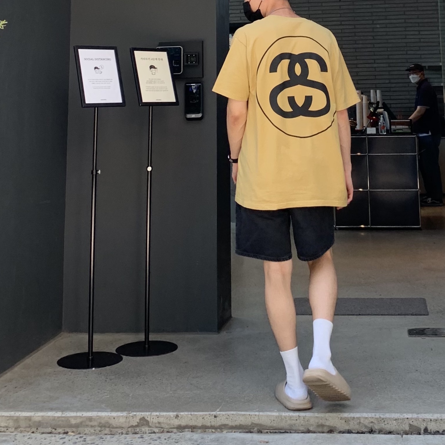 Adidas Yeezy Slide Pure 착용 스타일 - 3