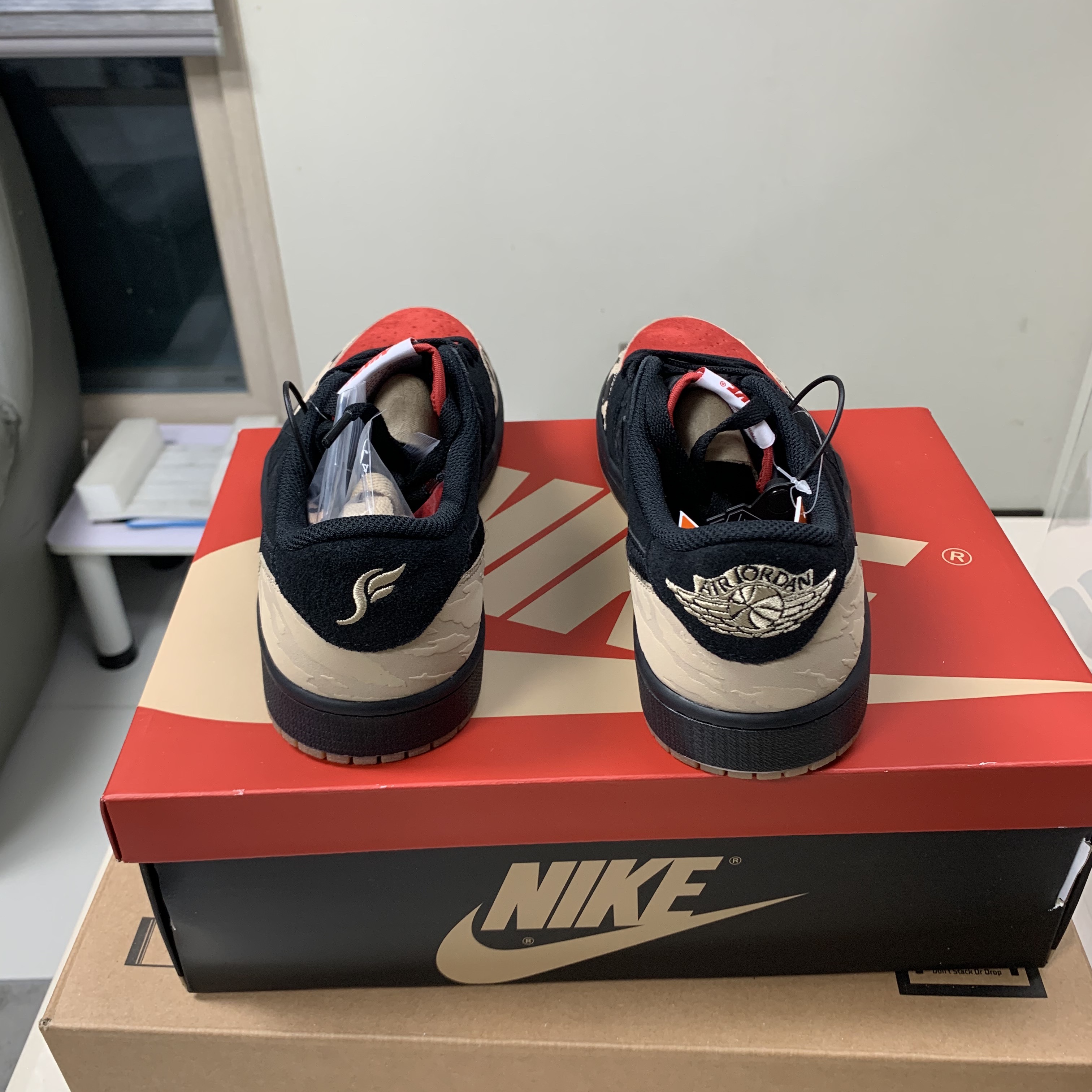 Jordan 1 x SoleFly Retro Low OG SP Black and Sport Red 착용 스타일 - 4