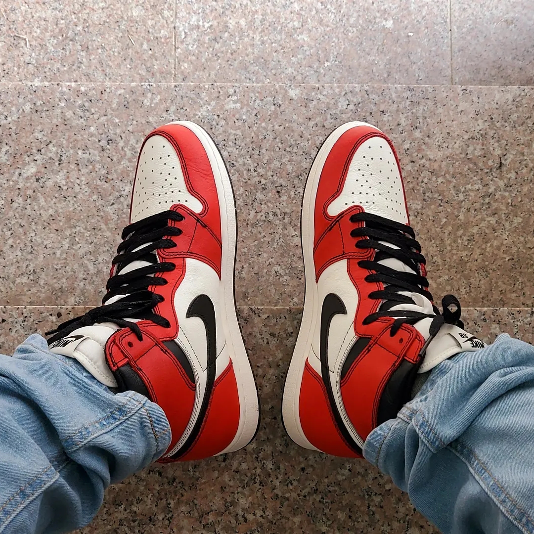 Jordan 1 Retro High OG Defiant SB LA to Chicago, Jordan 5 x Off-White Retro SP Sail Fire Red 착용 스타일 - 1