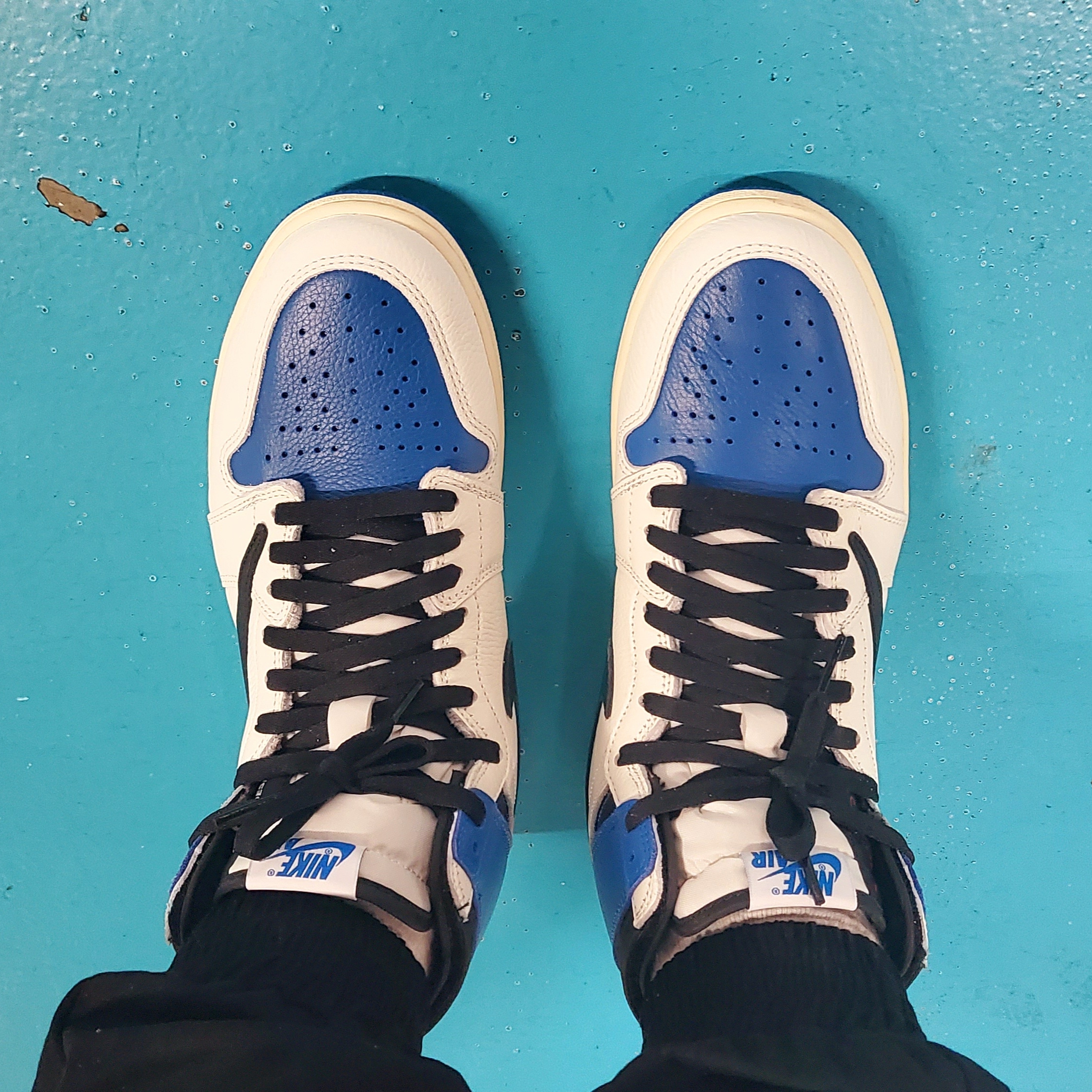 Jordan 1 x Travis Scott x Fragment Retro High OG SP Military Blue, Jordan 1 Retro High Not for Resale Varsity Red 착용 스타일 - 1