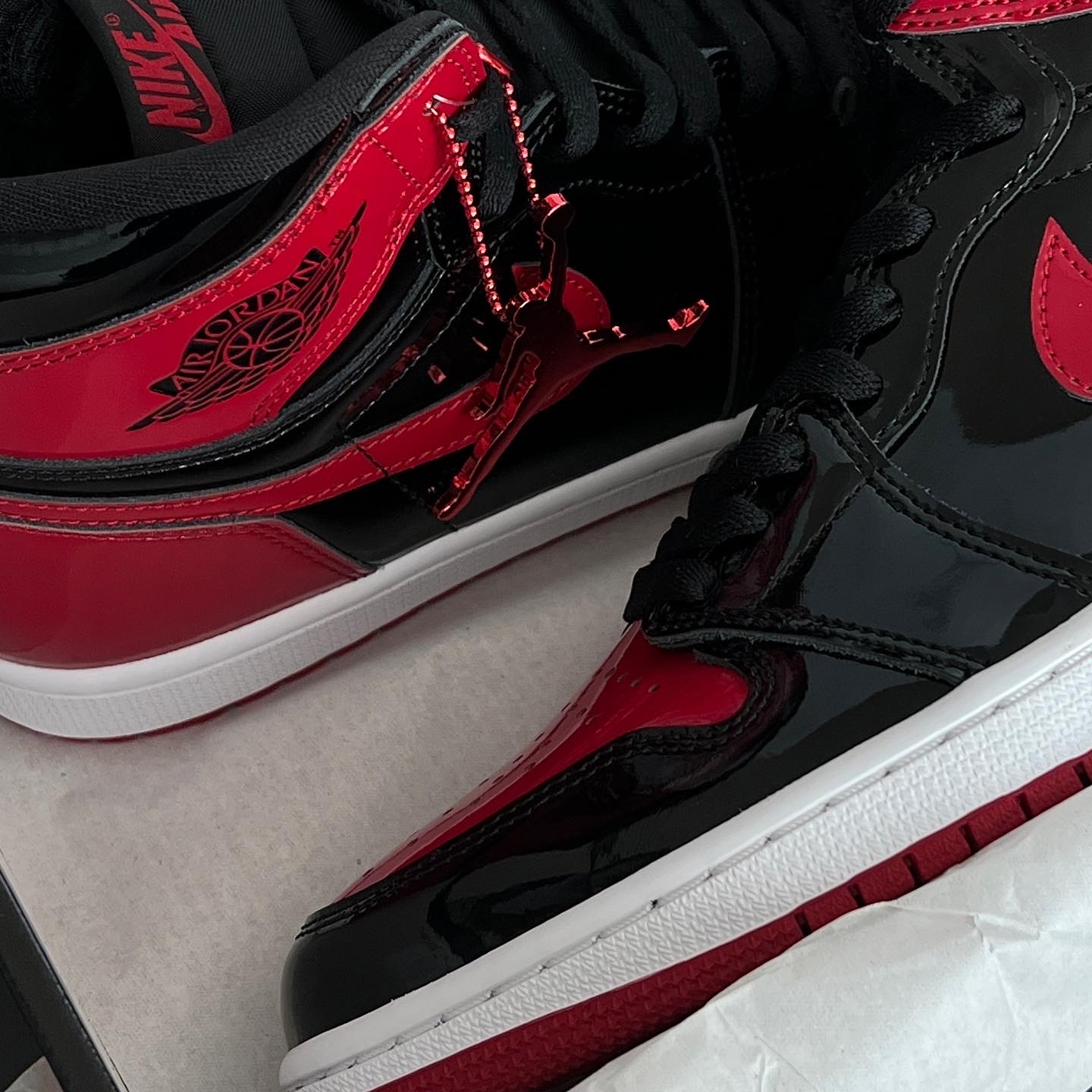 Jordan 1 Retro High OG Patent Bred 착용 스타일 - 3