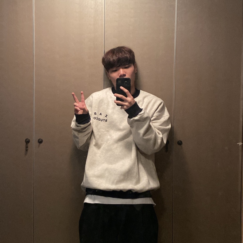 IAB Studio Sweatshirt Oatmeal Navy 착용 스타일 - 1