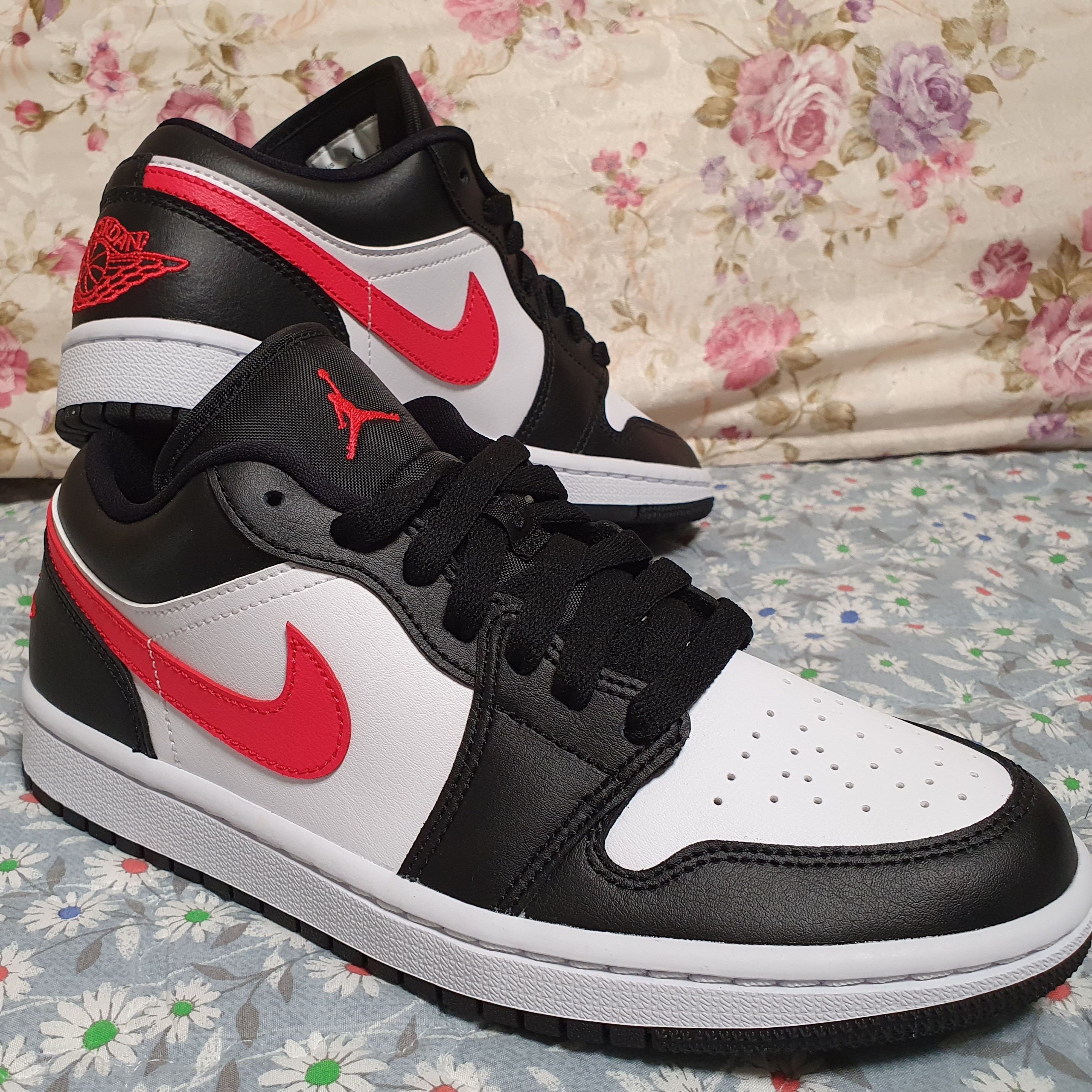 (W) Jordan 1 Low Black Siren Red 착용 스타일 - 1