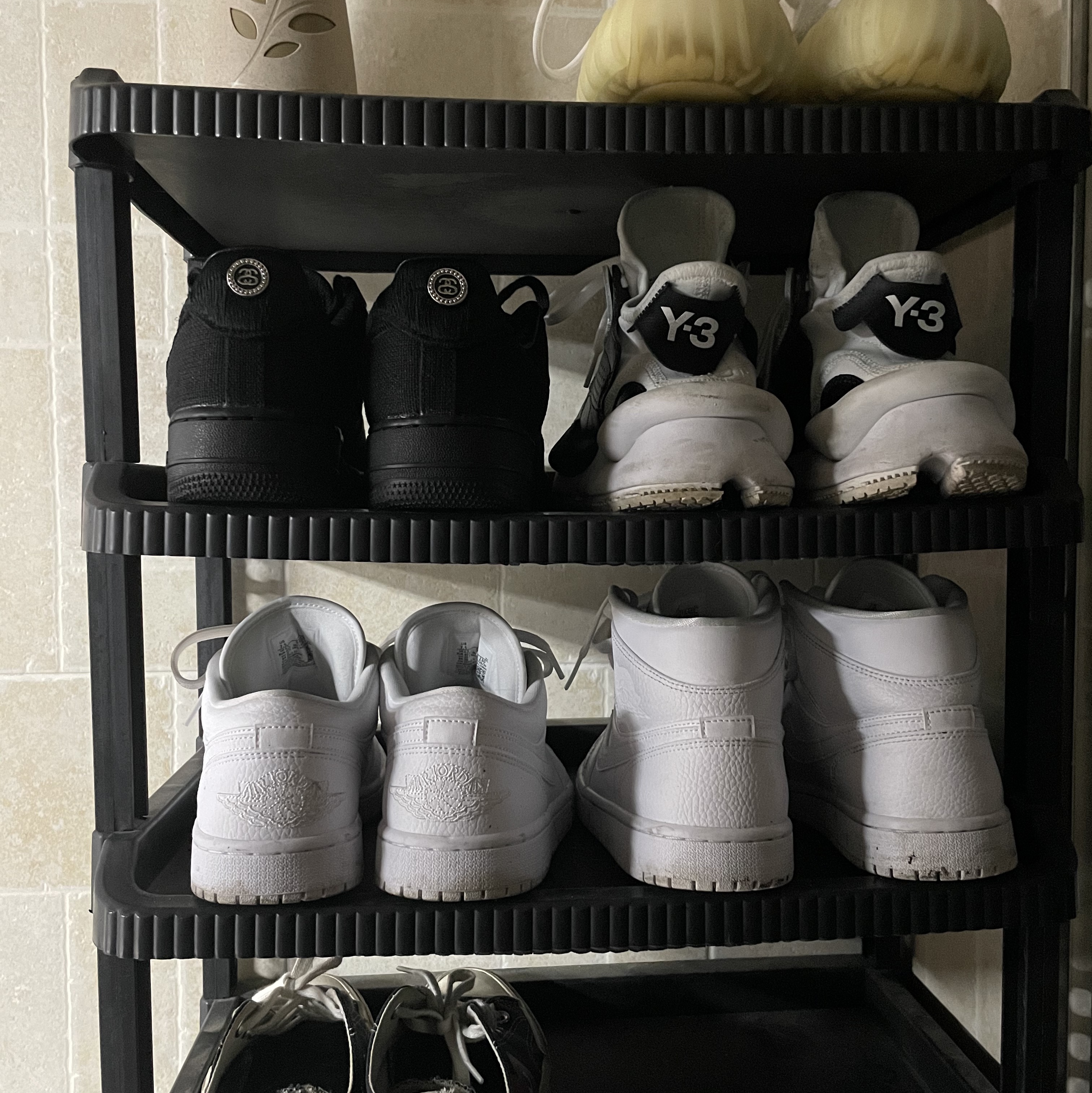 Adidas Yeezy Boost 350 V2 Cream/Triple White, Nike x Stussy Air Force 1 Low Triple Black 착용 스타일