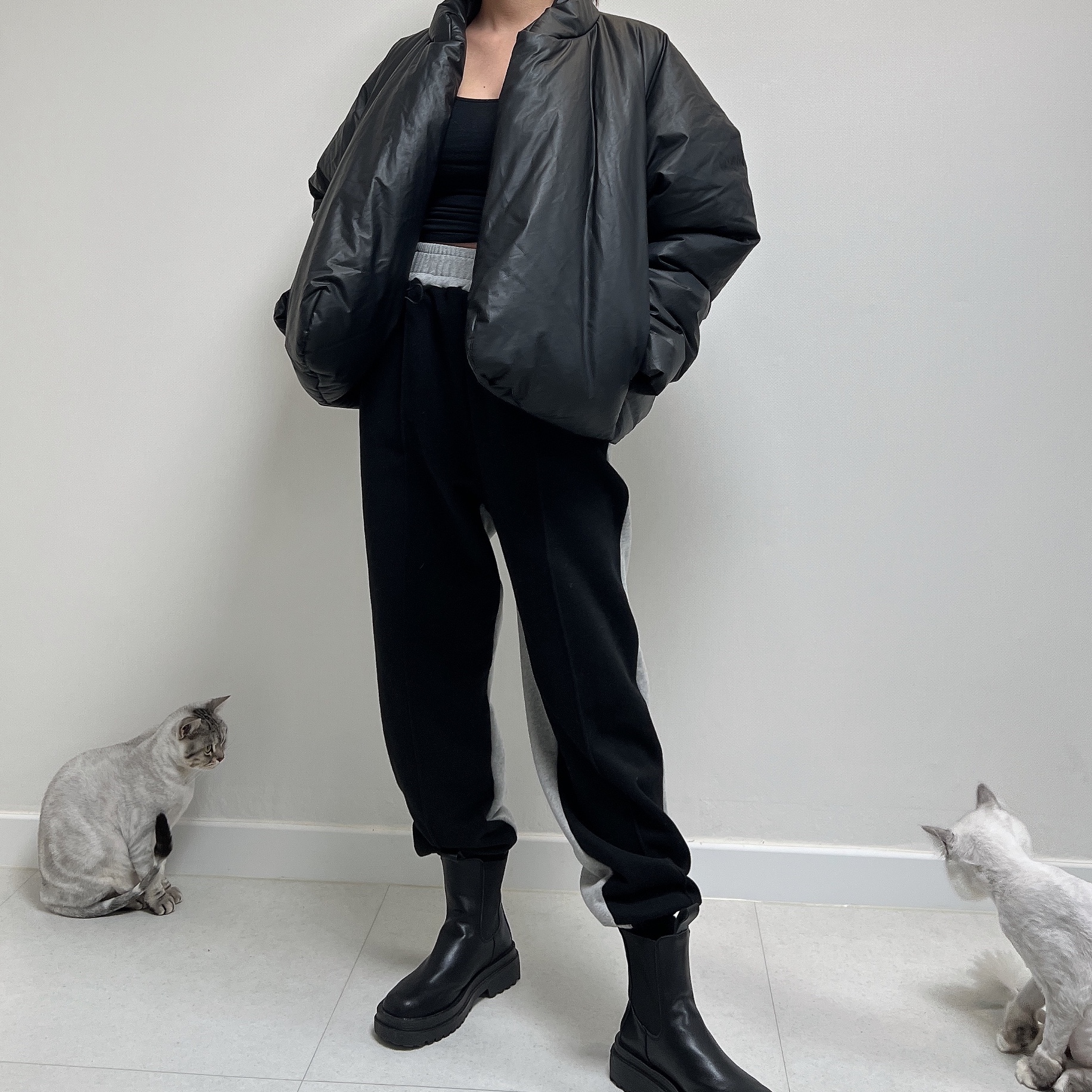 Yeezy Gap Round Jacket Black 착용 스타일 - 3