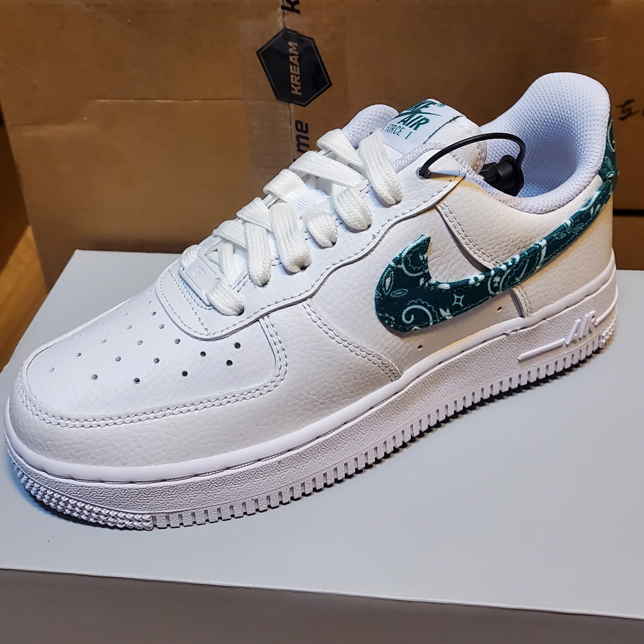 (W) Nike Air Force 1 '07 Essential Paisley Swoosh White Malachite 착용 스타일