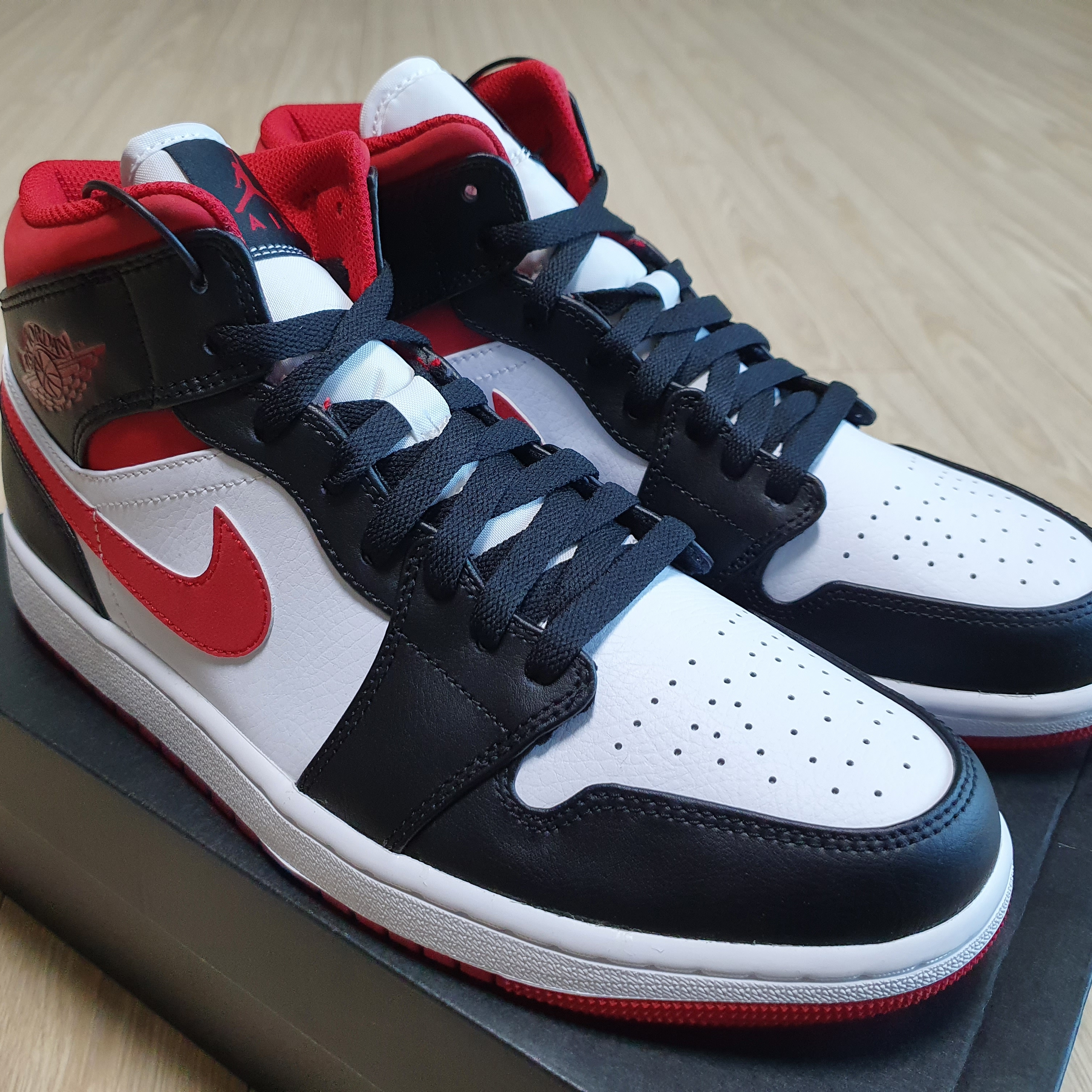 Jordan 1 Mid Gym Red Black White 착용 스타일 - 2