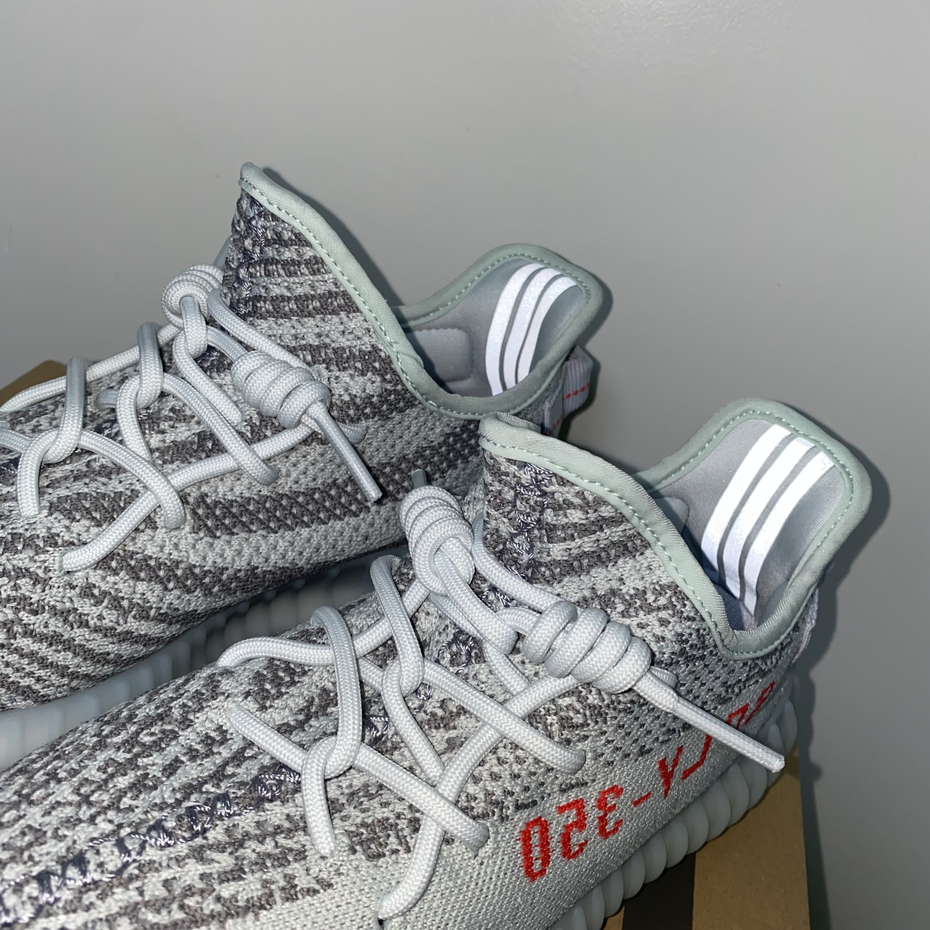 Adidas Yeezy Boost 350 V2 Blue Tint 2017 착용 스타일 - 1