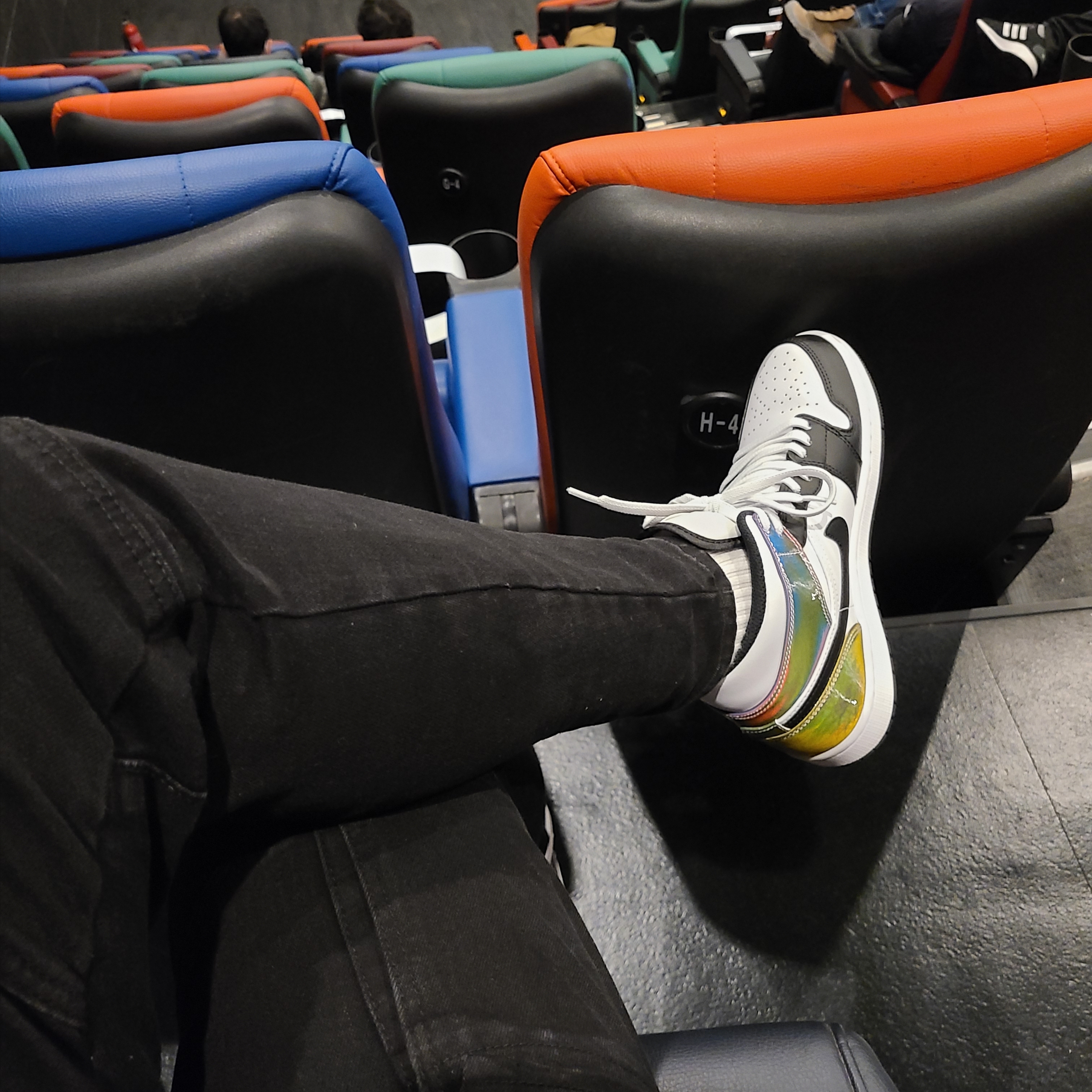 Jordan 1 Mid SE Heat Reactive 착용 스타일