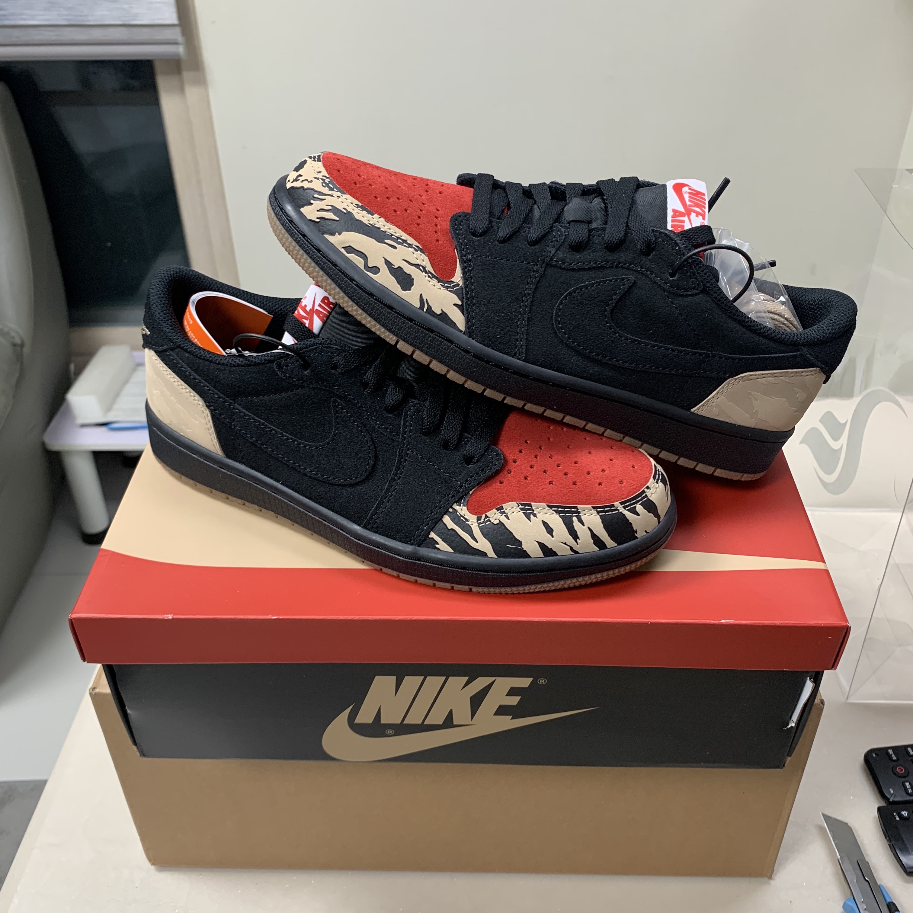 Jordan 1 x SoleFly Retro Low OG SP Black and Sport Red 착용 스타일 - 2