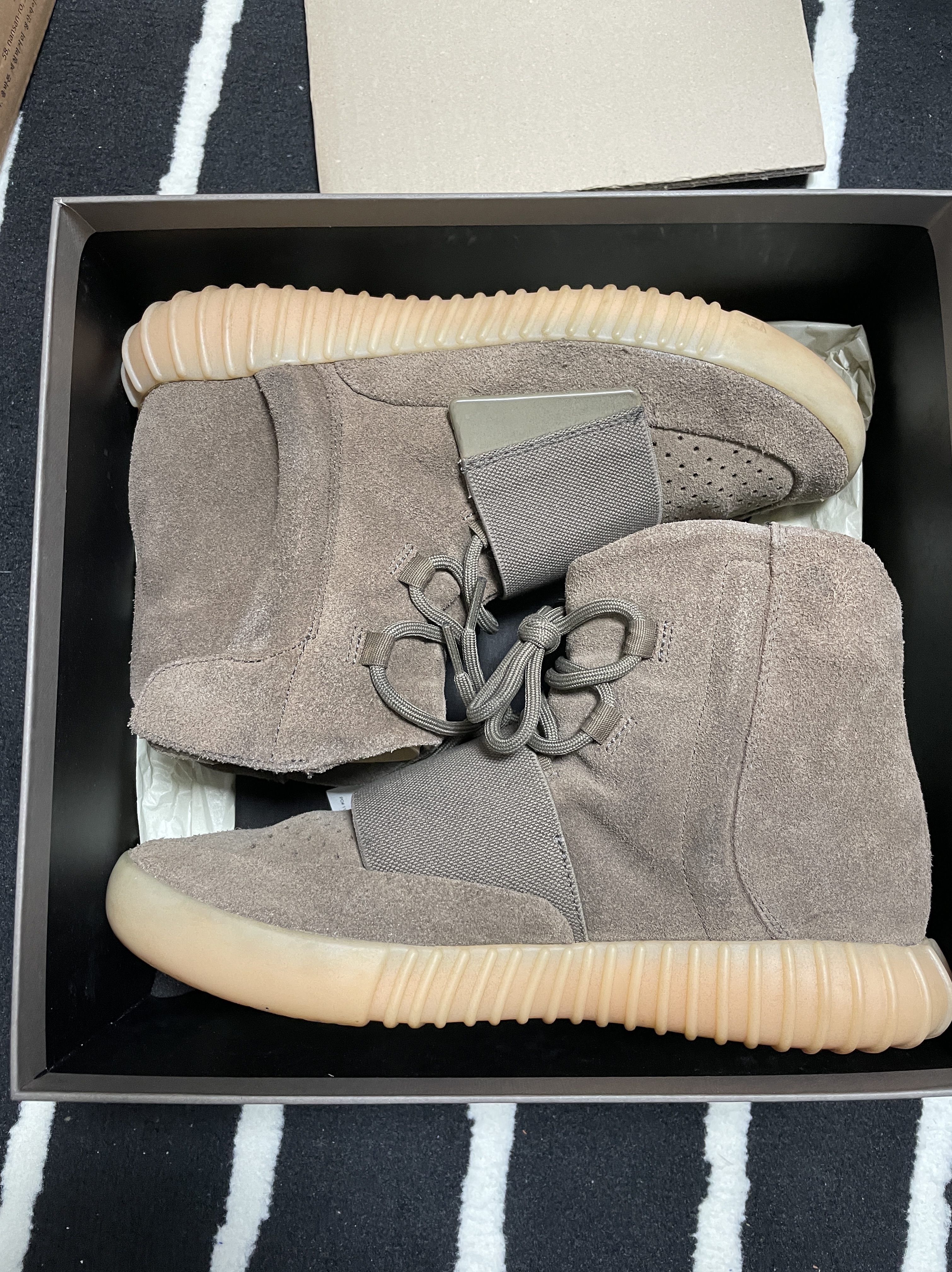 Adidas Yeezy Boost 750 Light Brown Gum (Chocolate) 착용 스타일 - 2