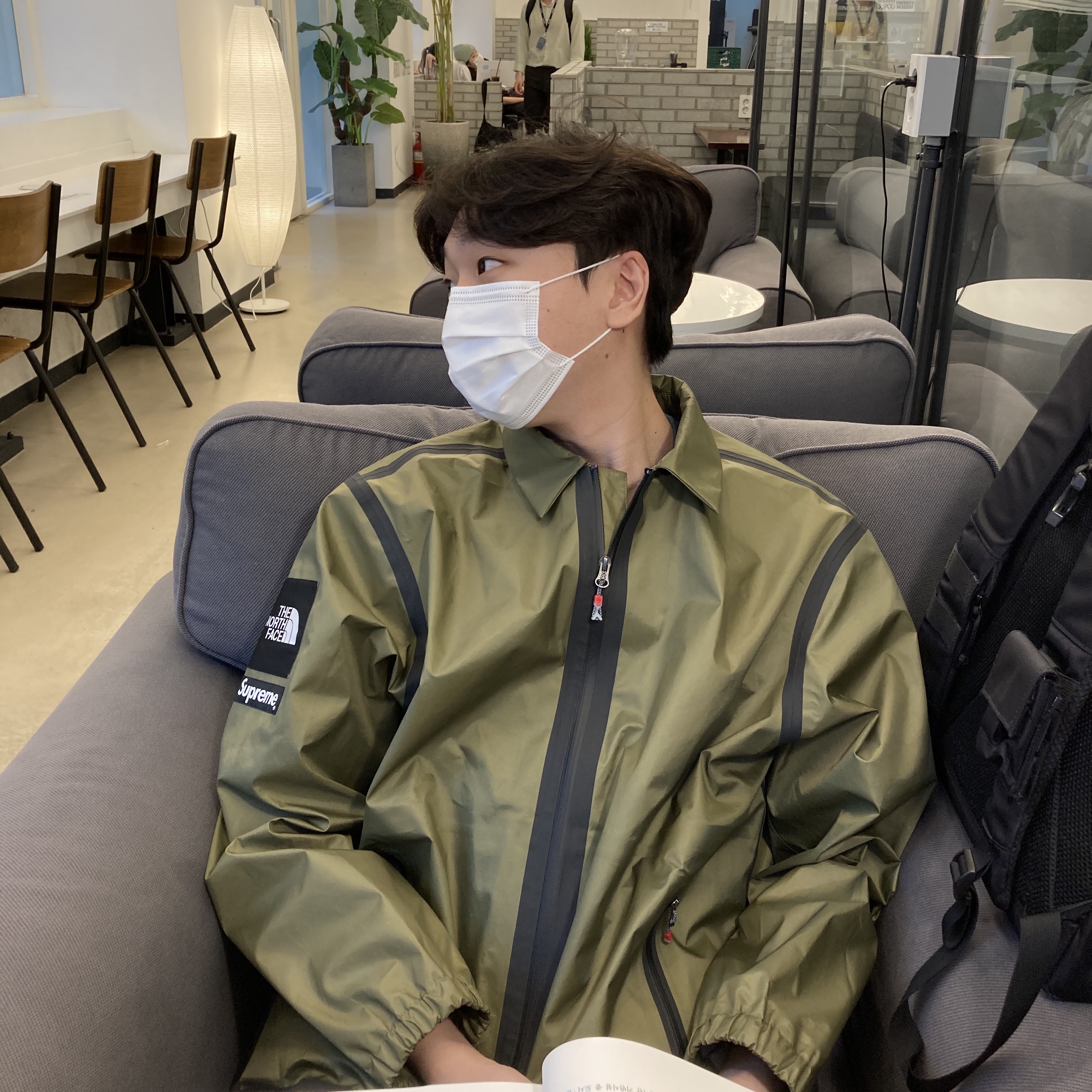 Supreme x The North Face Summit Series Outer Tape Seam Coaches Jacket Olive - 21SS 착용 스타일