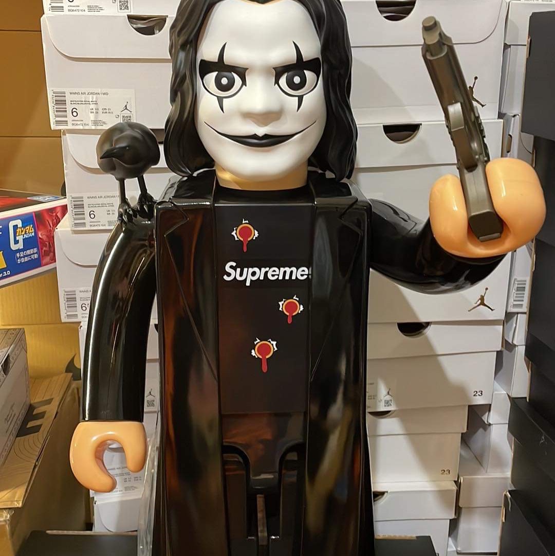 Supreme x The Crow Kubrick 1000% Black - 21FW 착용 스타일