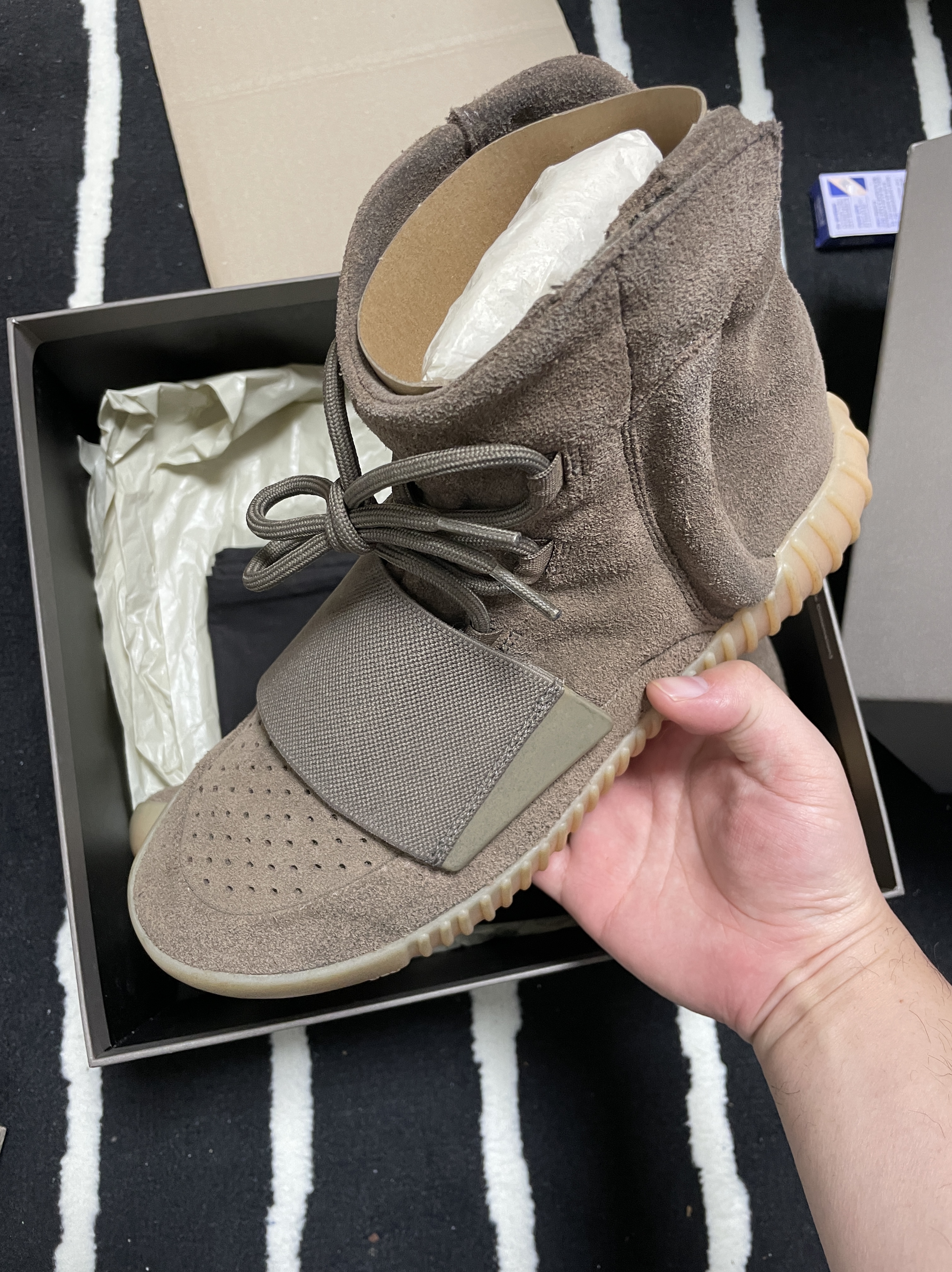 Adidas Yeezy Boost 750 Light Brown Gum (Chocolate) 착용 스타일 - 1