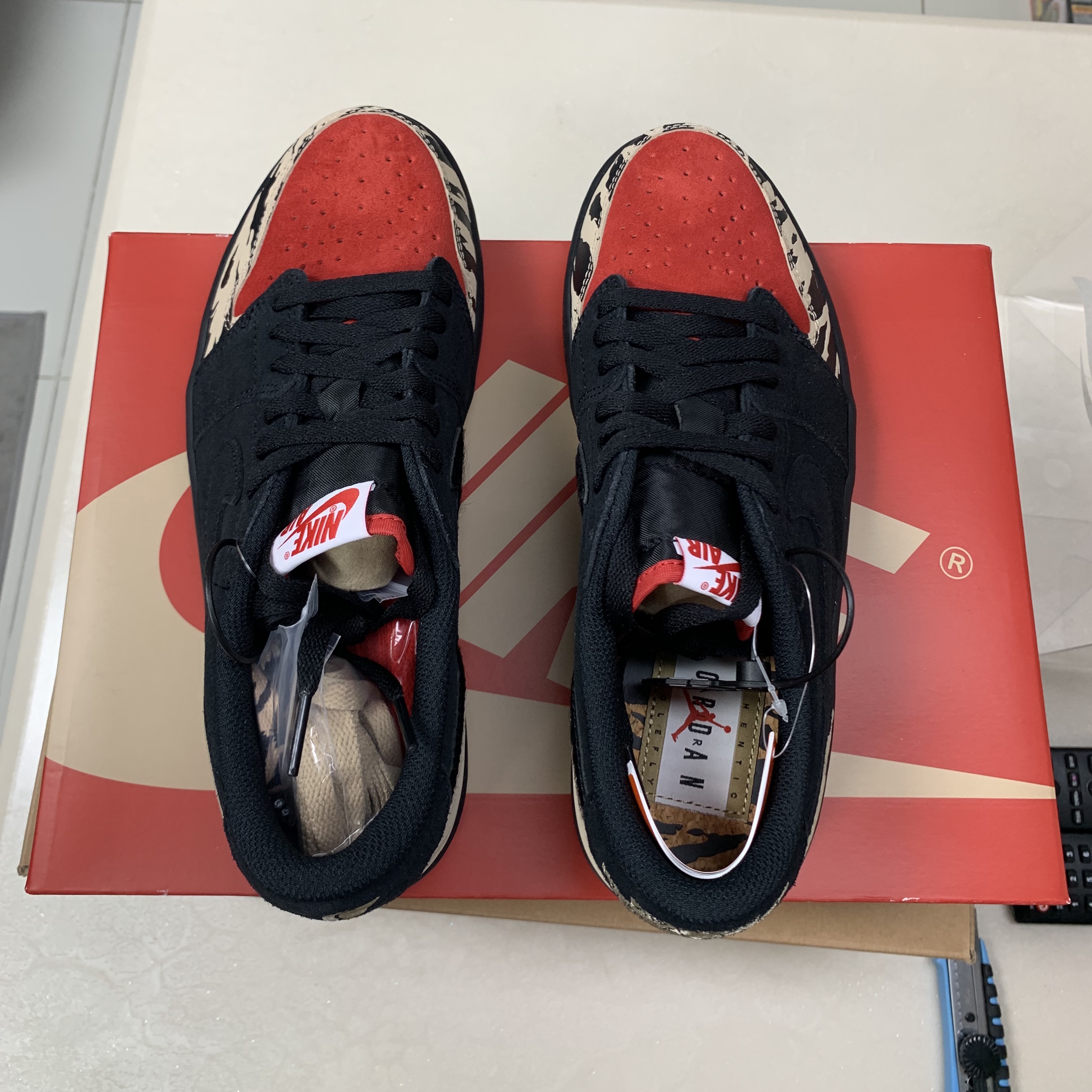 Jordan 1 x SoleFly Retro Low OG SP Black and Sport Red 착용 스타일 - 5
