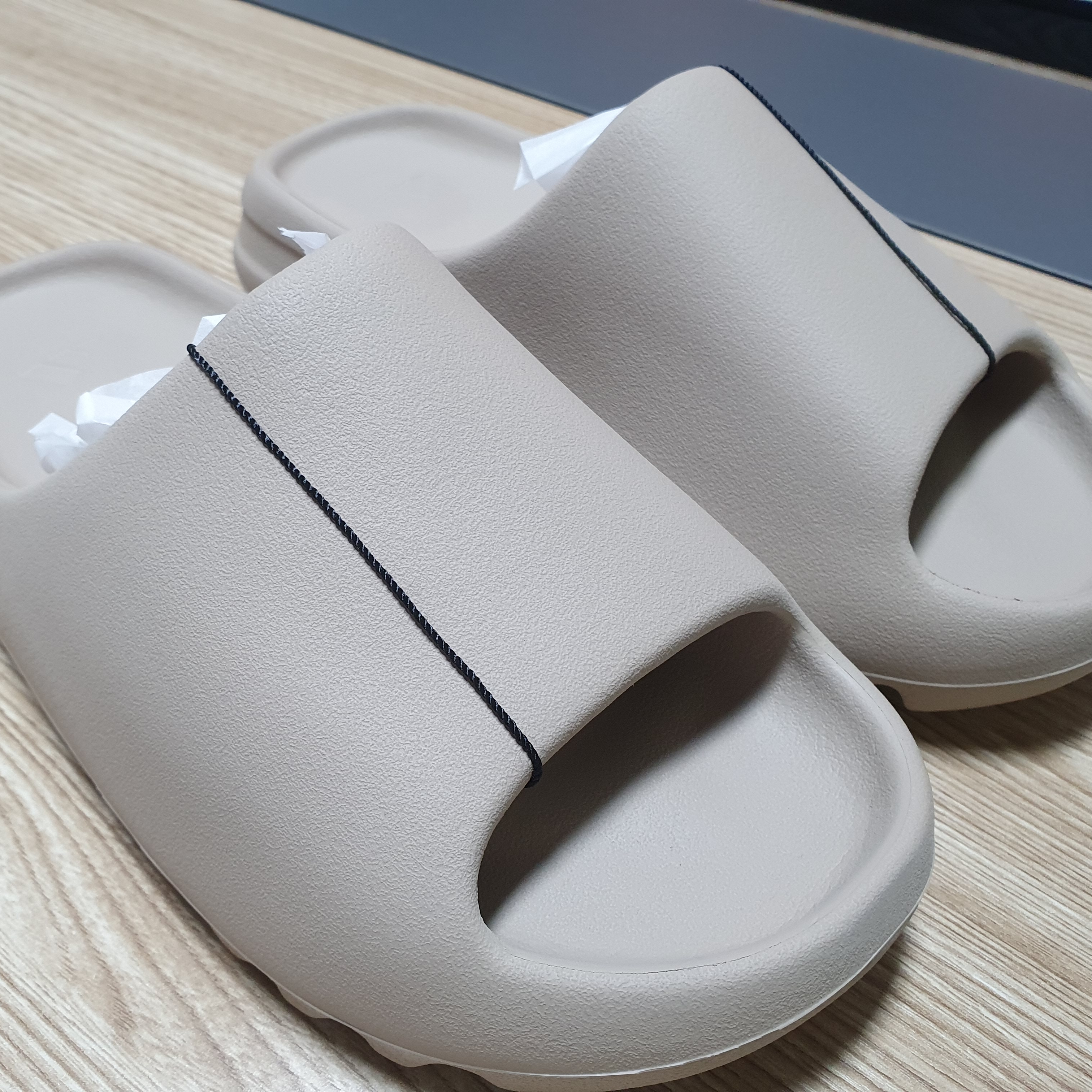 Adidas Yeezy Slide Pure - Re-Release Ver. 착용 스타일