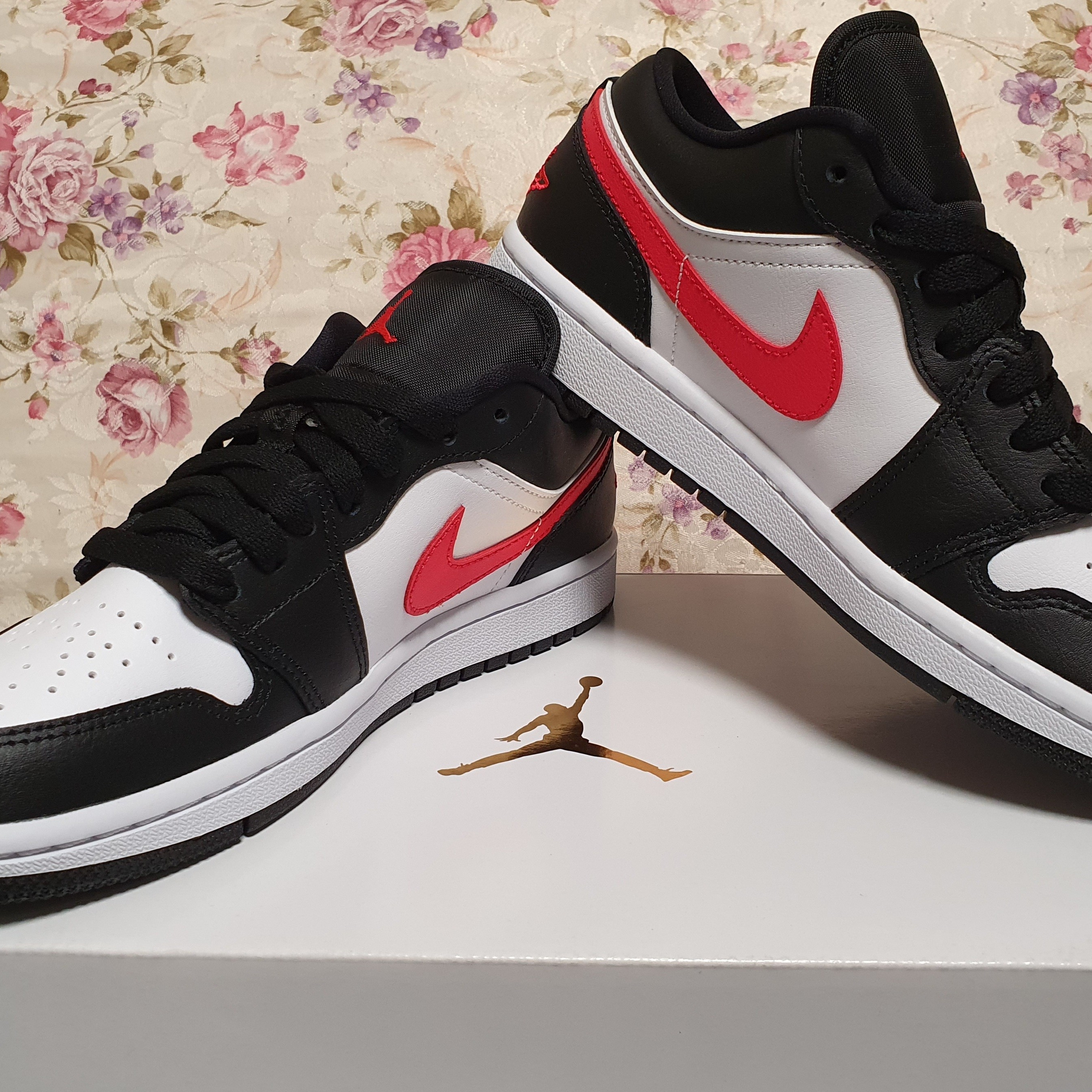 (W) Jordan 1 Low Black Siren Red 착용 스타일 - 3