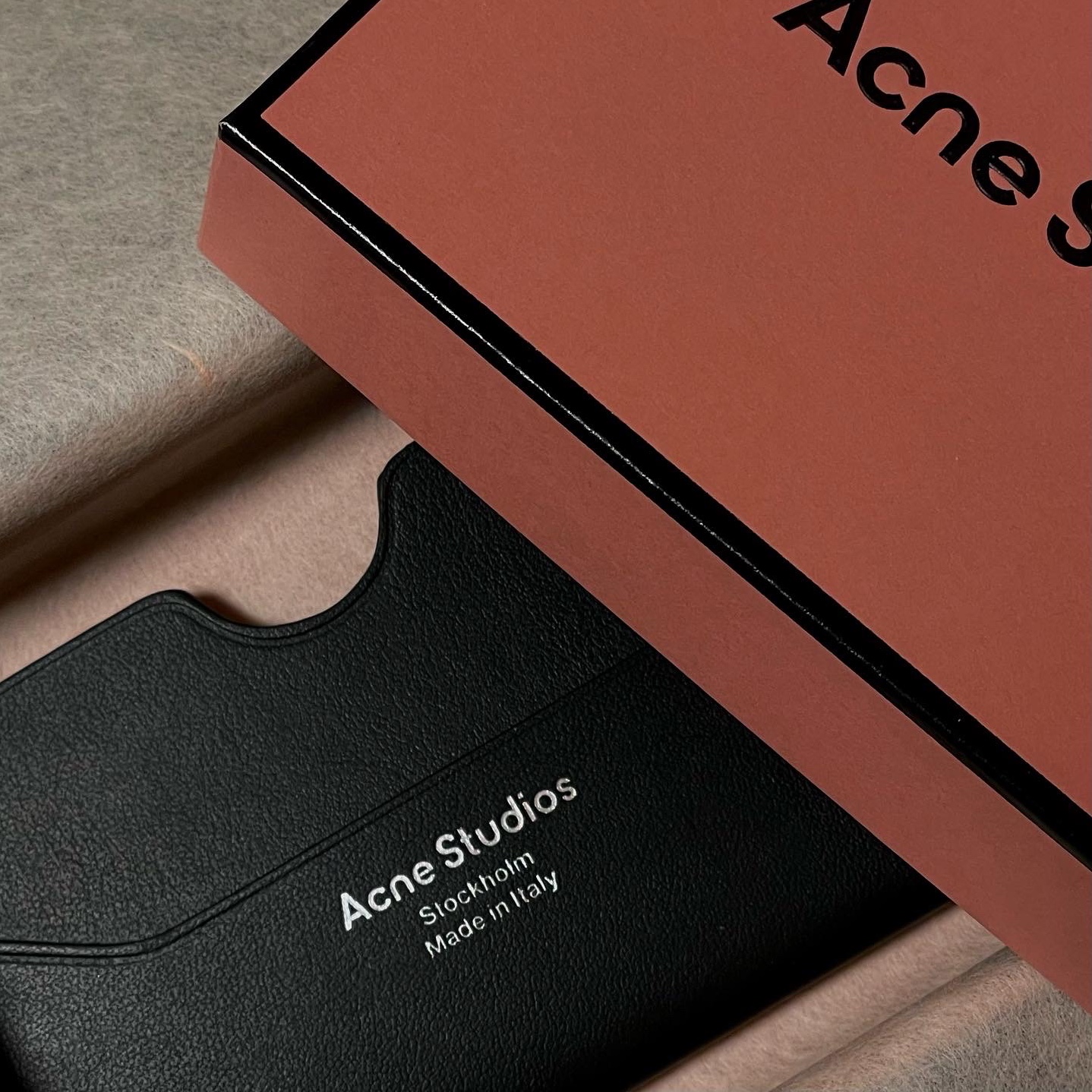 Acne Studios Elmas Card Holder Black 착용 스타일 - 2