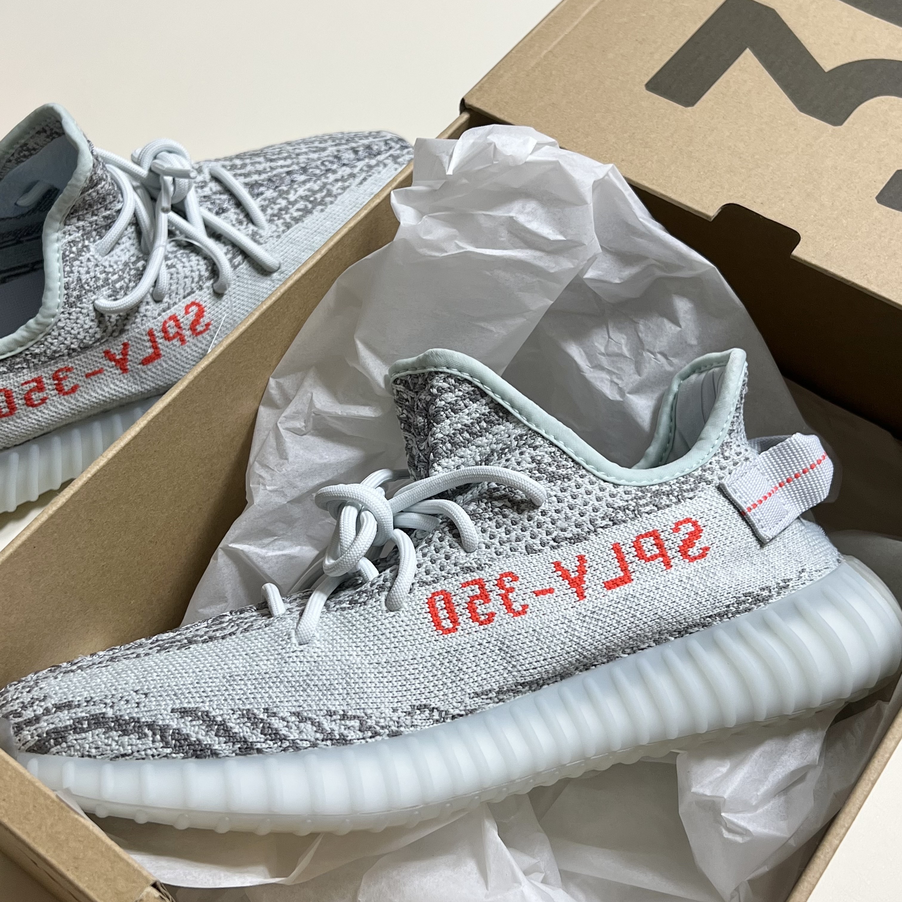 Adidas Yeezy Boost 350 V2 Blue Tint 2017 착용 스타일 - 1
