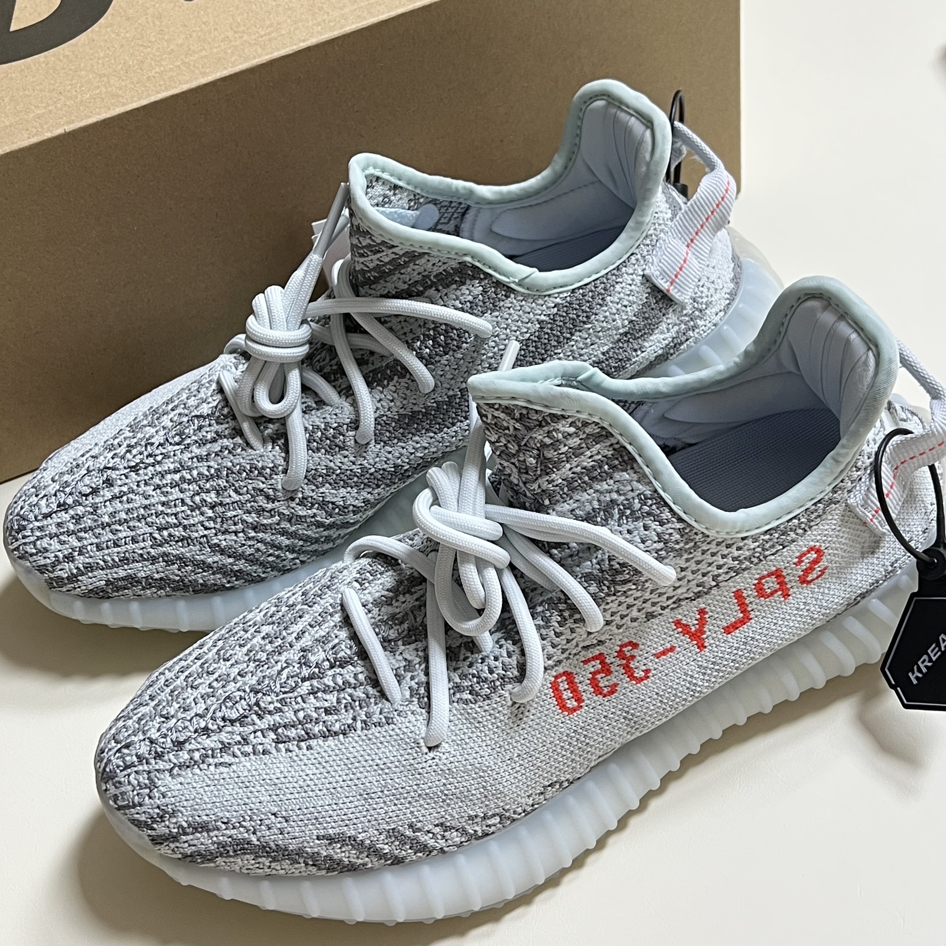 Adidas Yeezy Boost 350 V2 Blue Tint 2017 착용 스타일 - 2