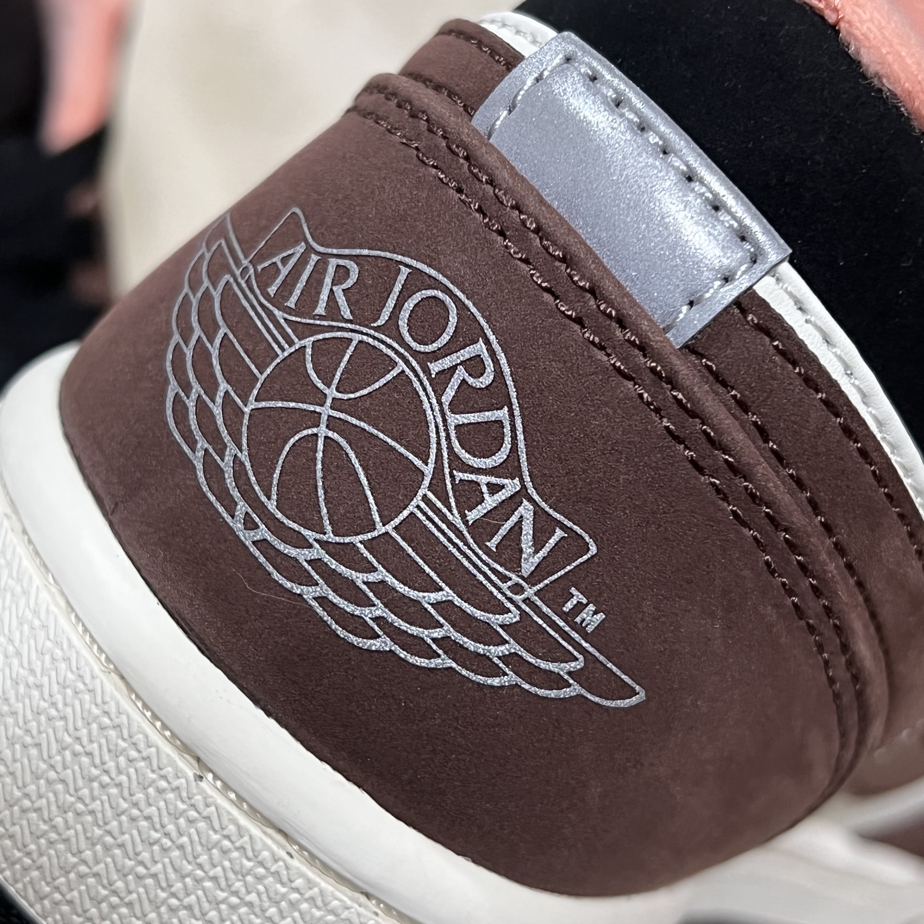 Jordan 1 Low SE Chocolate Bliss 착용 스타일 - 2