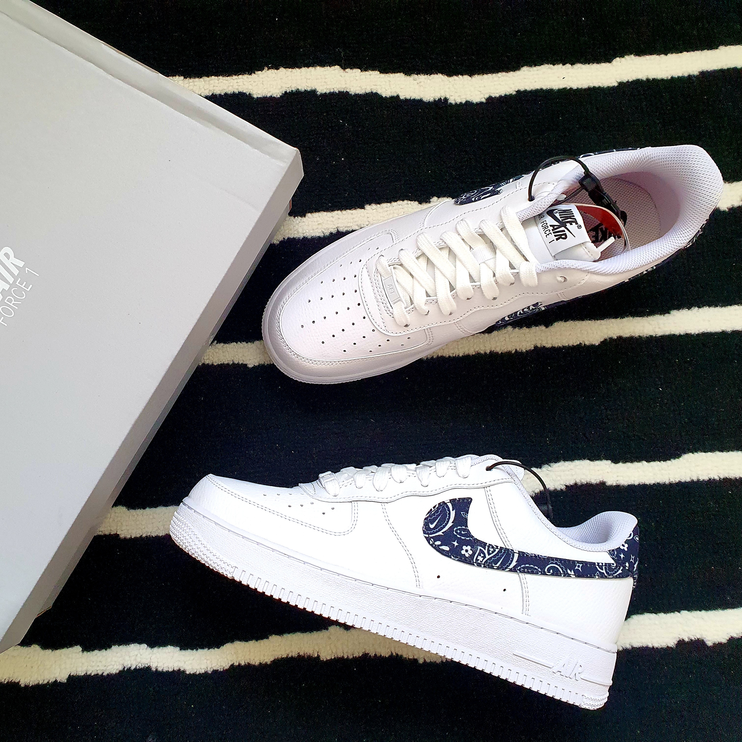 (W) Nike Air Force 1 '07 Essential Paisley Swoosh White Black 착용 스타일