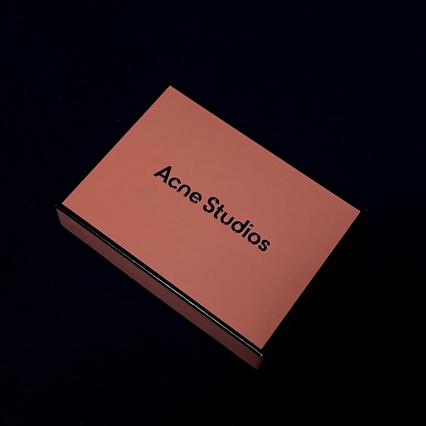 Acne Studios Elmas Card Holder Black 착용 스타일 - 1