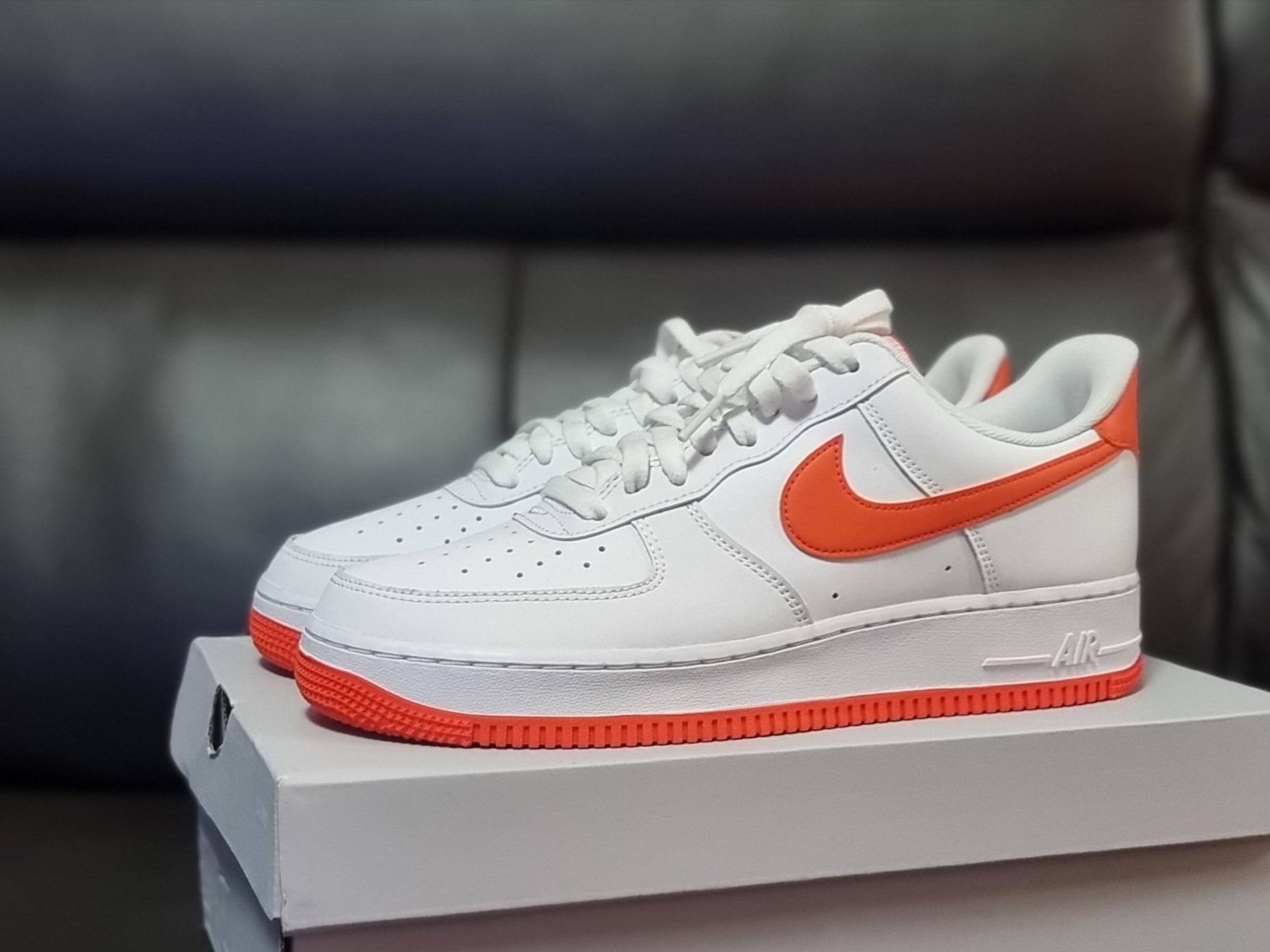 Nike Air Force 1 '07 Low White Team Orange 착용 스타일