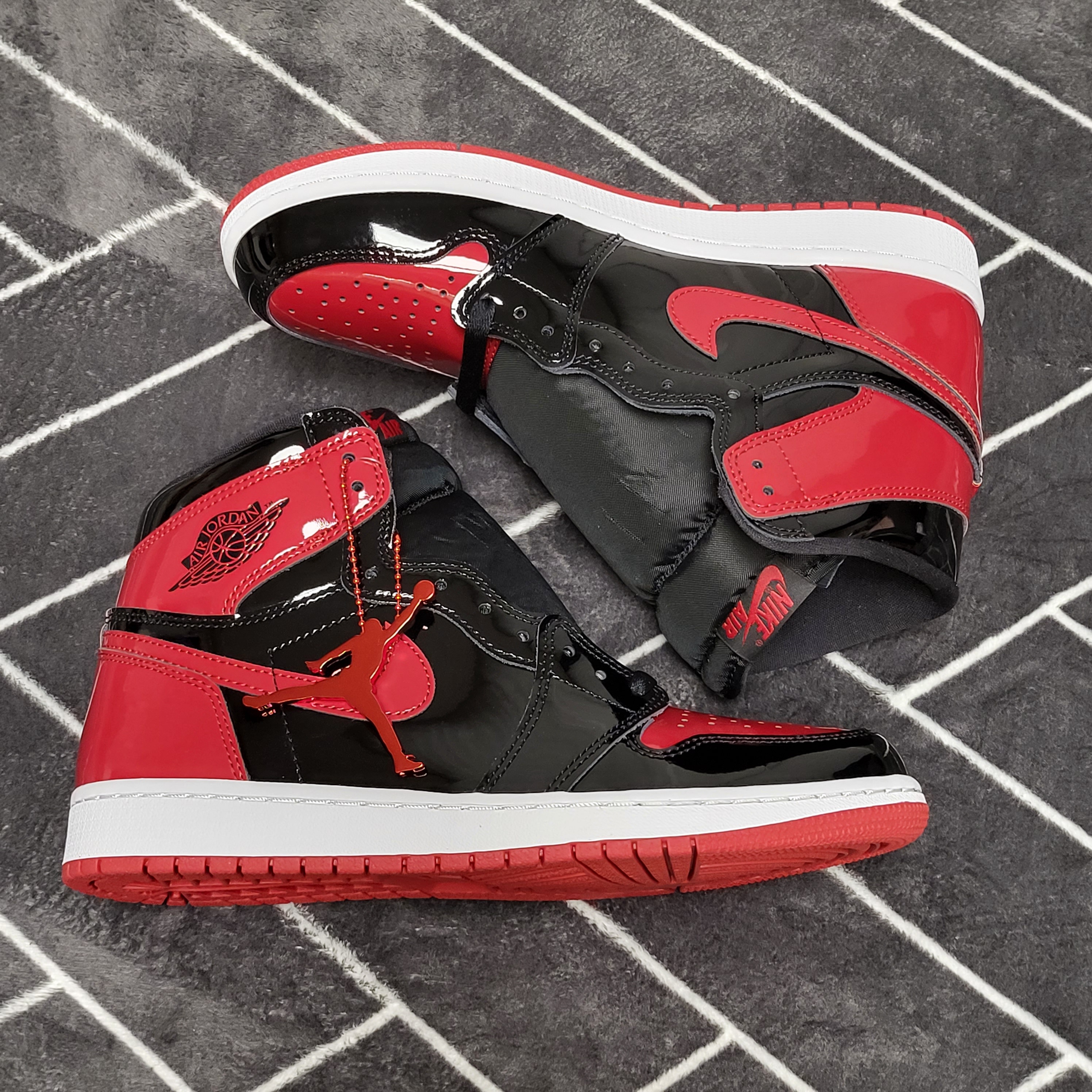 Jordan 1 Retro High OG Patent Bred 착용 스타일 - 3