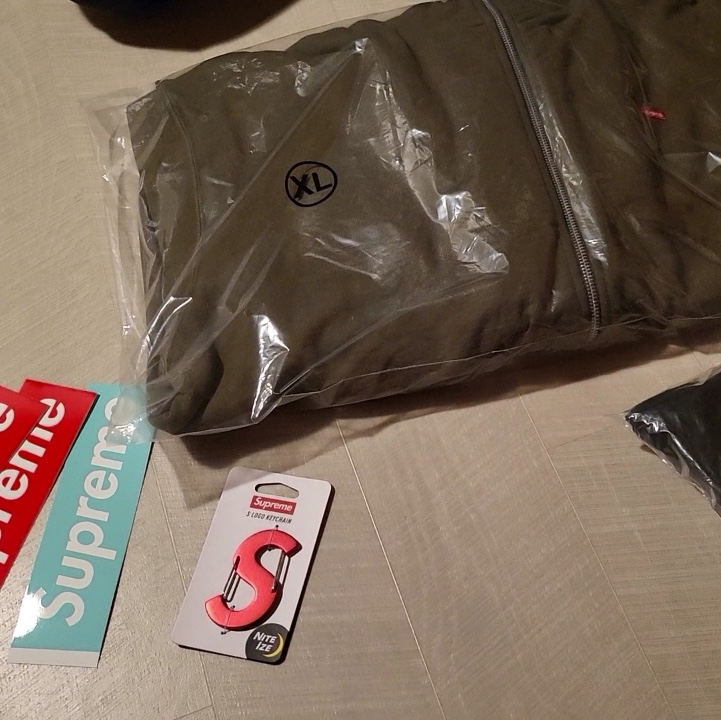 Supreme Small Box Facemask Zip Up Hooded Sweatshirt Dark Olive - 21FW, Supreme Nite Ize S Logo Keychain Red - 21FW 착용 스타일