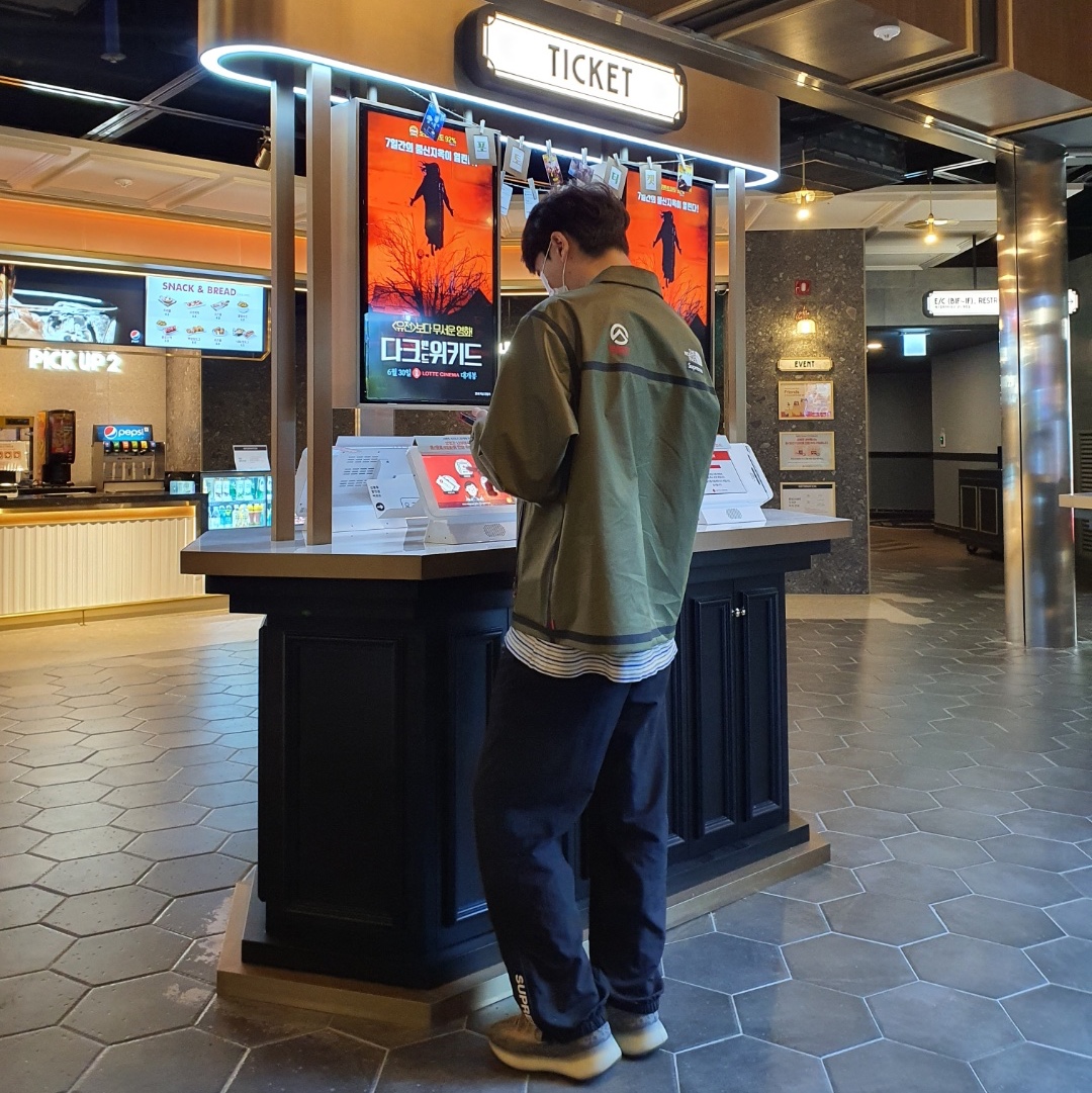 Supreme Warm Up Pants Black - 21SS, Supreme x The North Face Summit Series Outer Tape Seam Coaches Jacket Olive - 21SS 착용 스타일