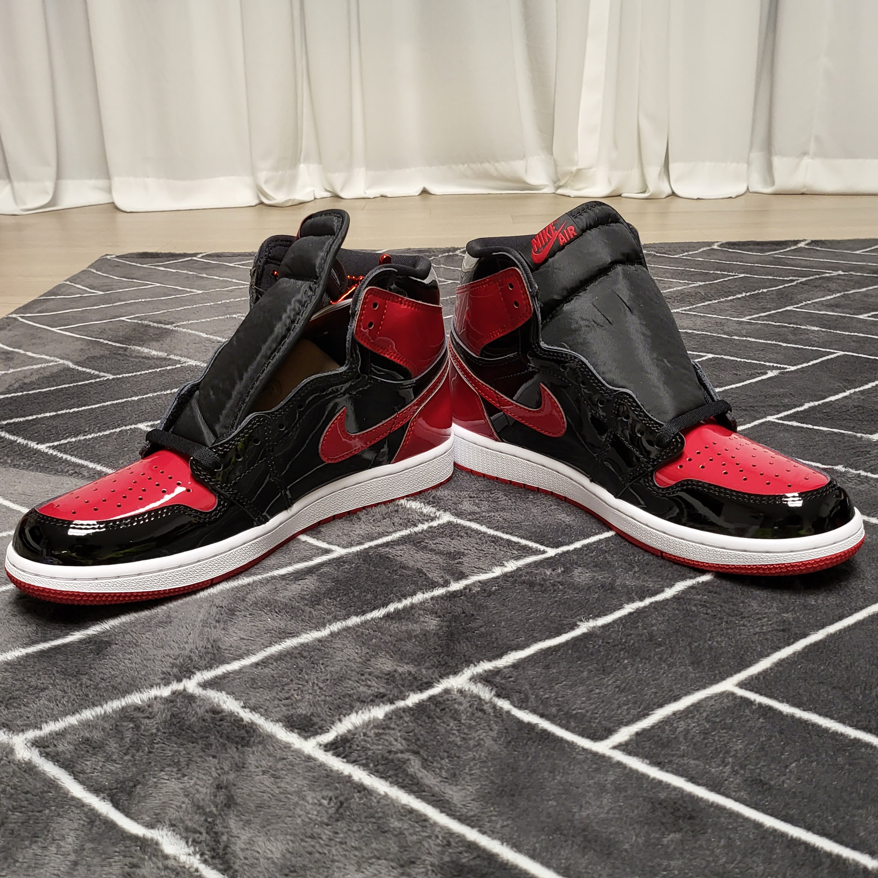 Jordan 1 Retro High OG Patent Bred 착용 스타일 - 4