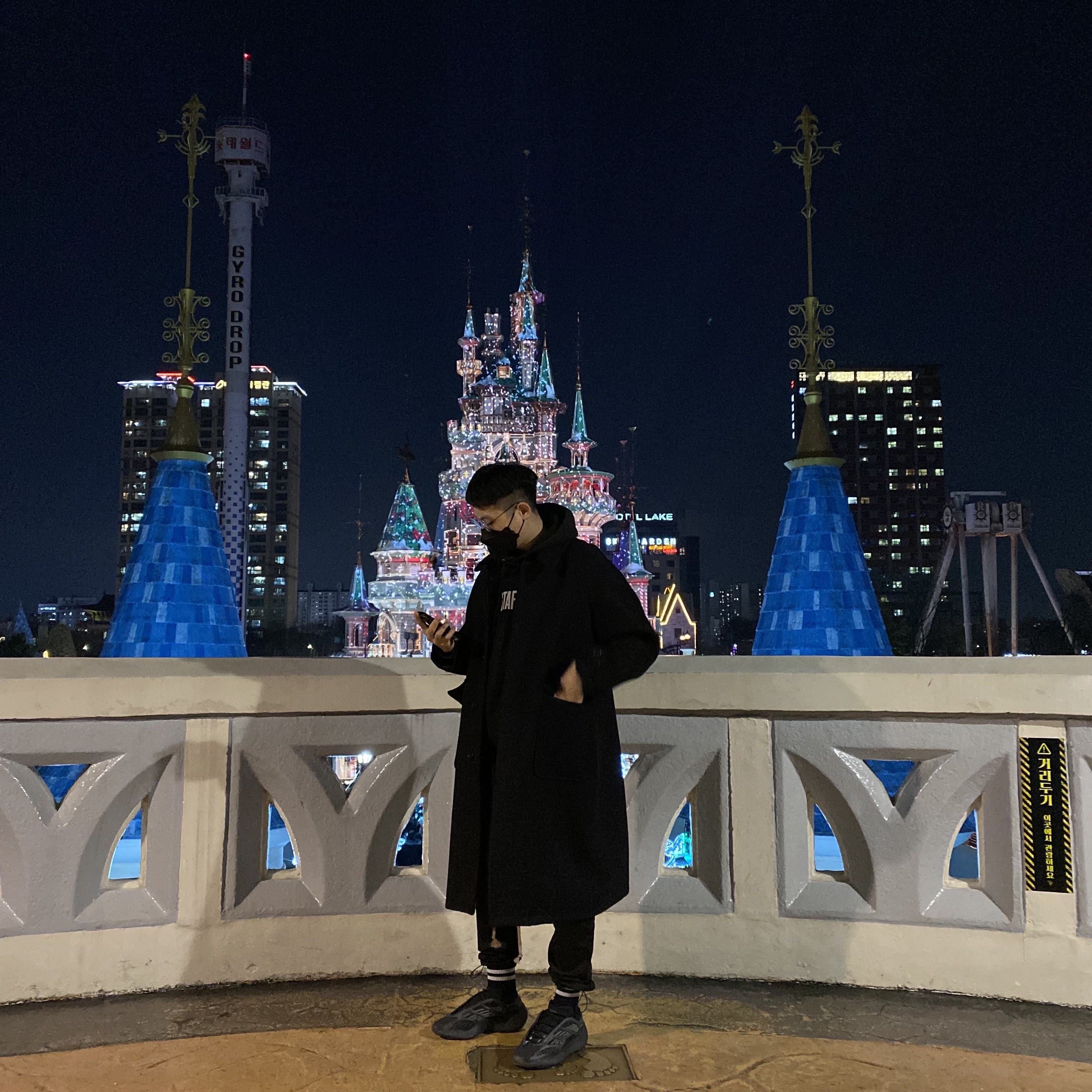 Adidas Yeezy 700 V3 Dark Glow 착용 스타일