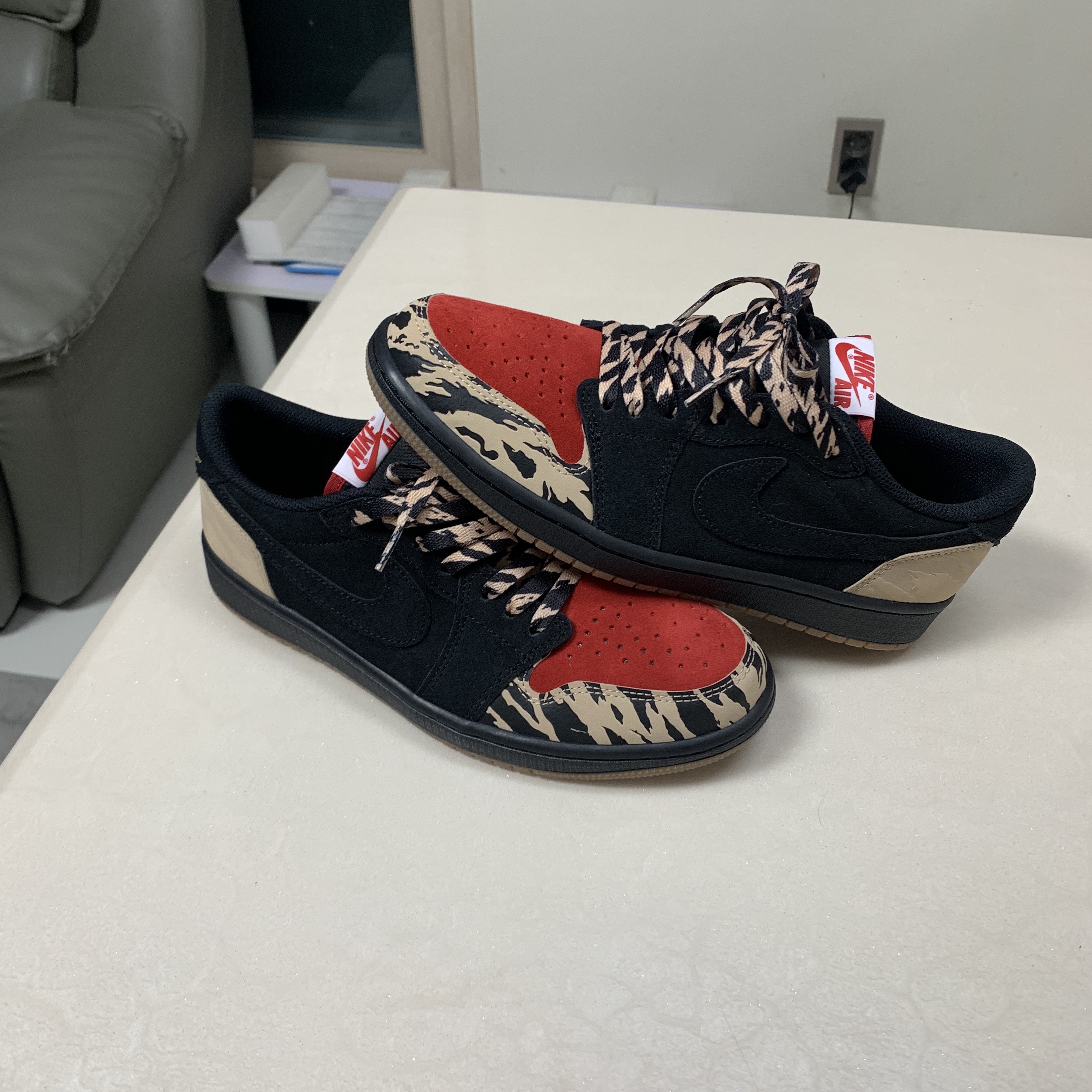 Jordan 1 x SoleFly Retro Low OG SP Black and Sport Red 착용 스타일 - 1