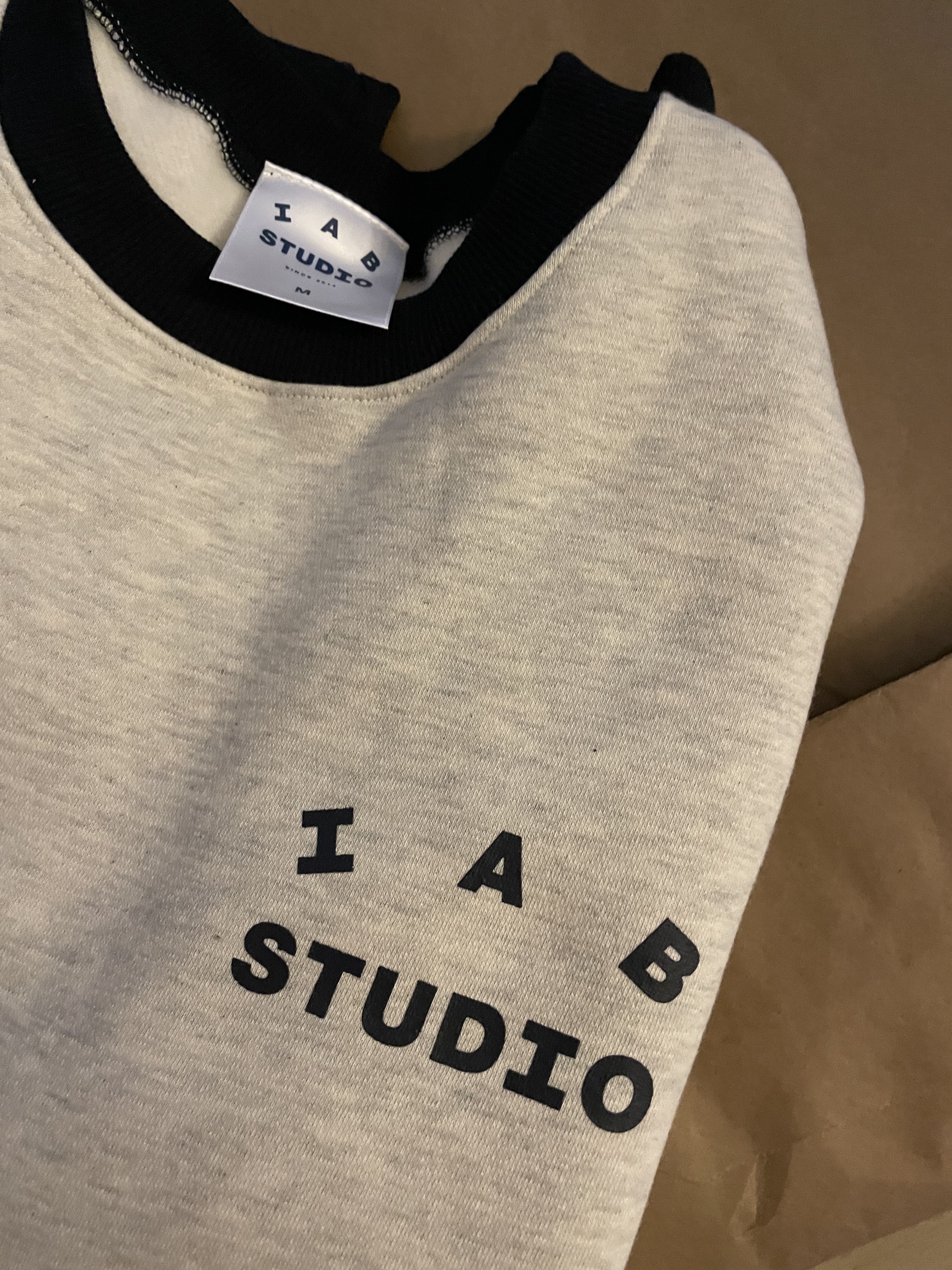 IAB Studio Sweatshirt Oatmeal Navy 착용 스타일
