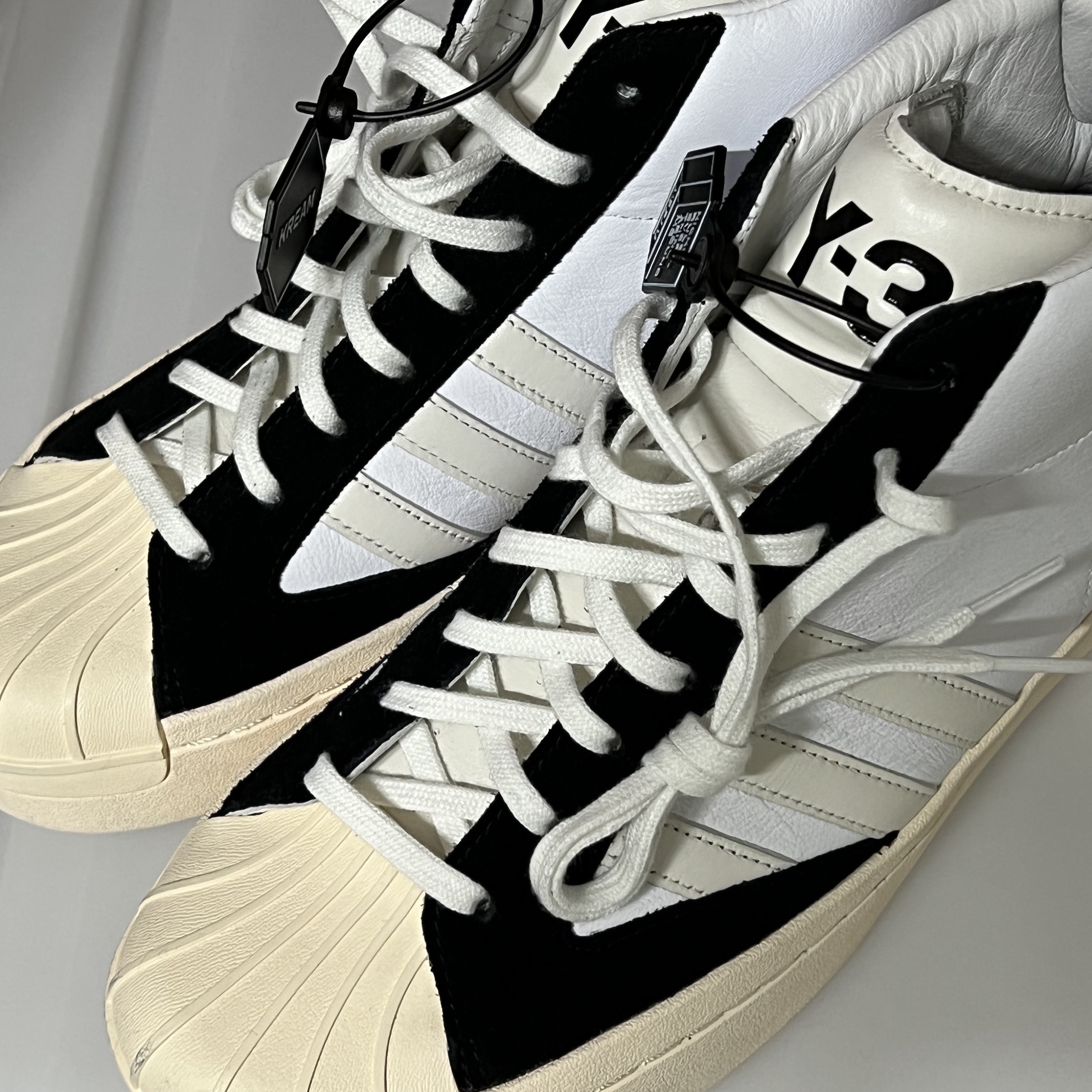 Y-3 Yohji Pro Cloud White Bold Blue 착용 스타일 - 3