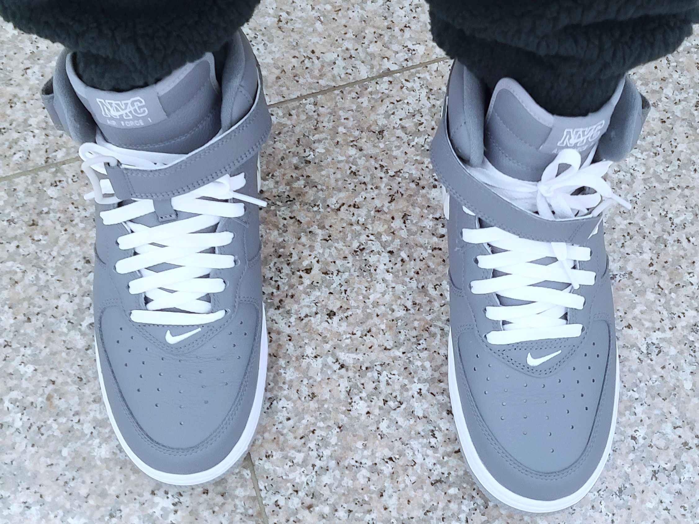 Nike Air Force 1 Mid QS NYC Cool Grey 착용 스타일 - 2