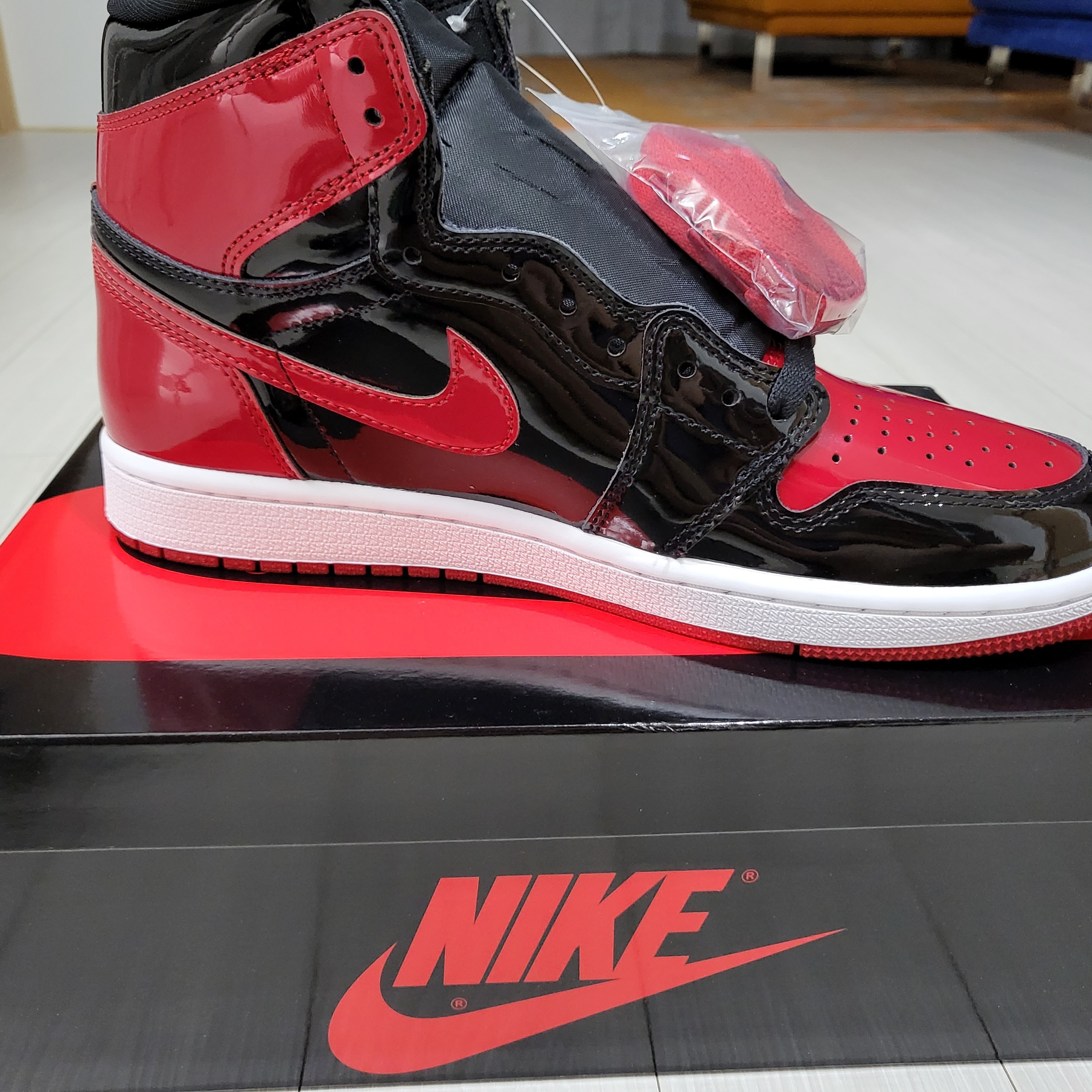 Jordan 1 Retro High OG Patent Bred, (W) Nike Air Force 1 '07 Essential Paisley Swoosh White Malachite 착용 스타일 - 1