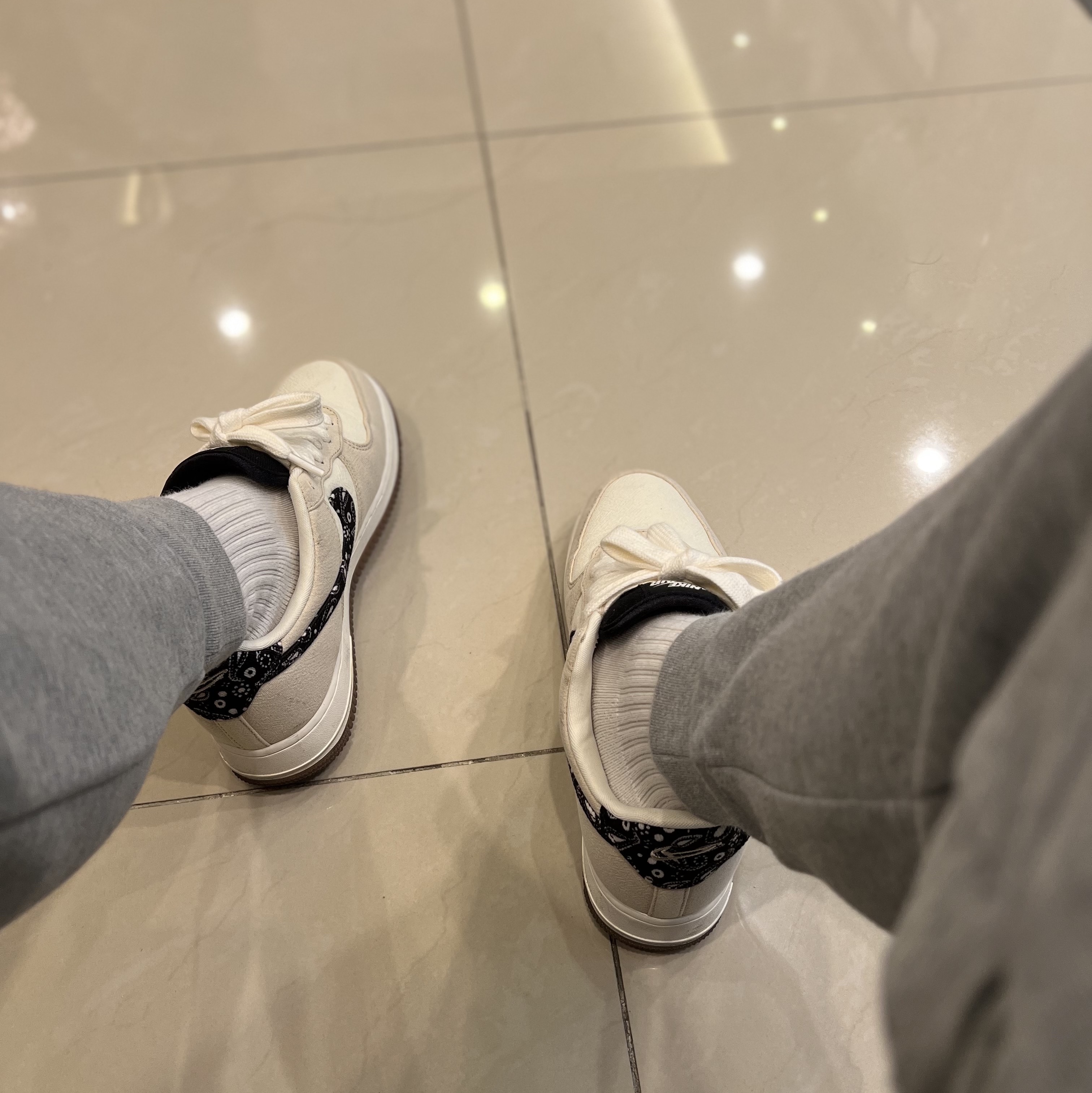Nike Air Force 1 '07 LV8 Paisley Swoosh 착용 스타일 - 2